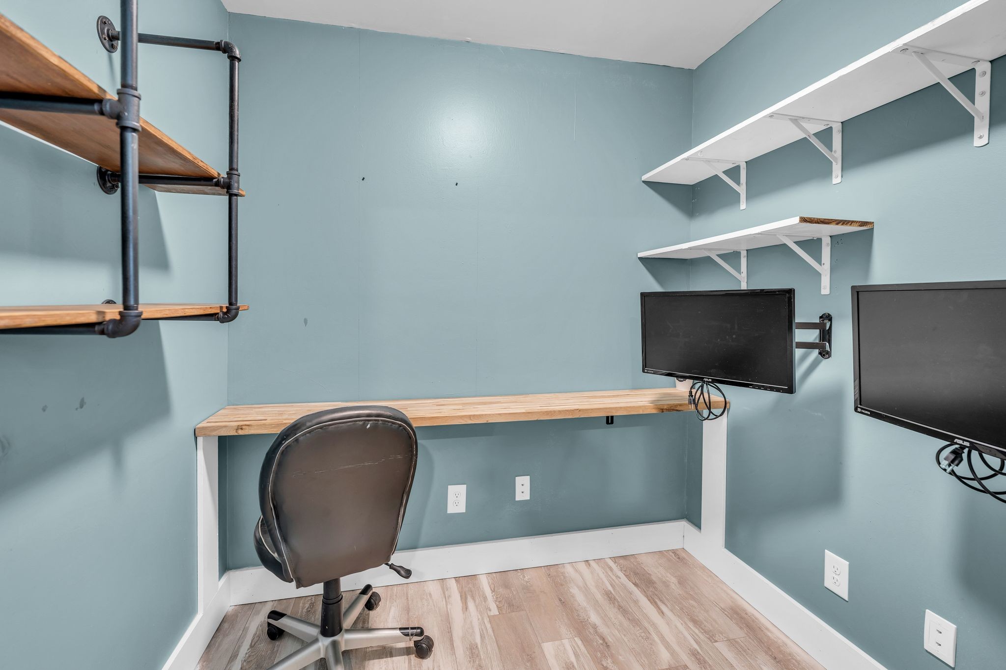 Lawrenceburg, Tennessee, 38464, United States, 3 Bedrooms Bedrooms, ,2 BathroomsBathrooms,Residential,For Sale,1988377