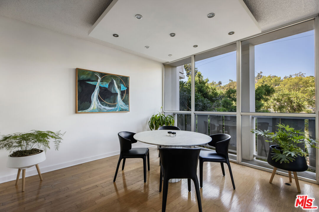 Los Angeles, California, 90027, United States, 1 Bedroom Bedrooms, ,1 BathroomBathrooms,Residential,For Sale,1907316