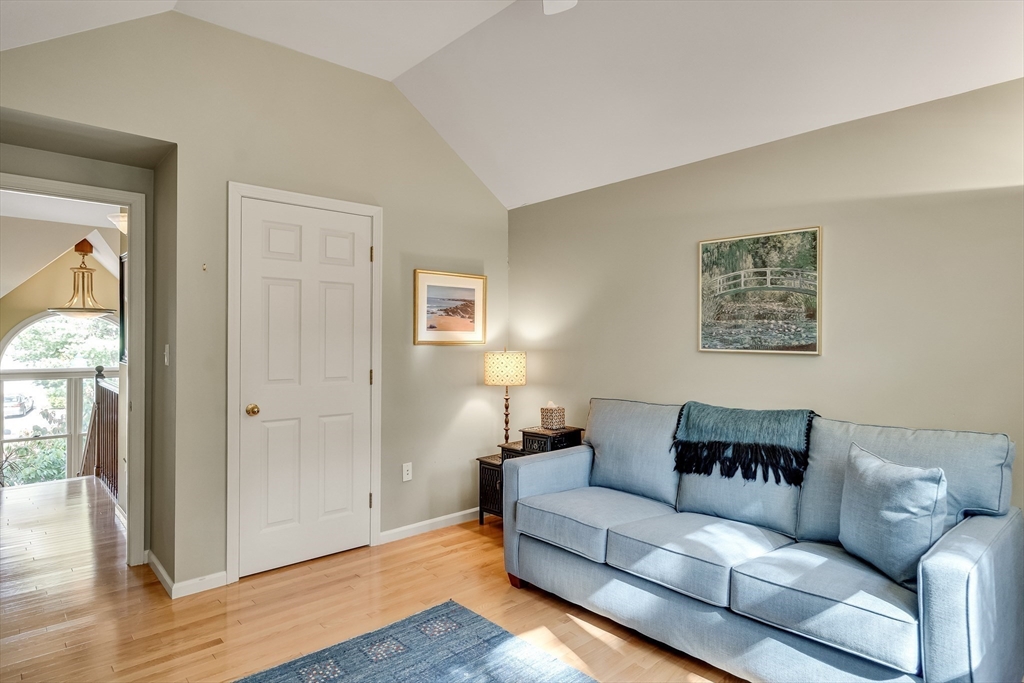 Waltham, Massachusetts, 02452, United States, 4 Bedrooms Bedrooms, ,4 BathroomsBathrooms,Residential,For Sale,1934478