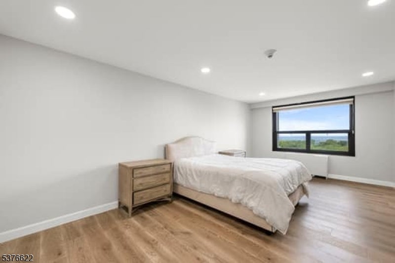 Verona Twp., New Jersey, 07044, United States, 2 Bedrooms Bedrooms, ,2 BathroomsBathrooms,Residential,For Sale,1976257