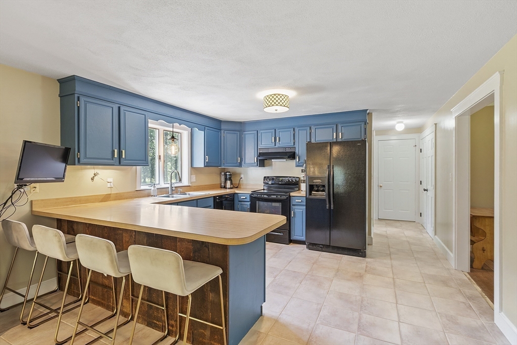 Lunenburg, Massachusetts, 01462, United States, 4 Bedrooms Bedrooms, ,3 BathroomsBathrooms,Residential,For Sale,1885321