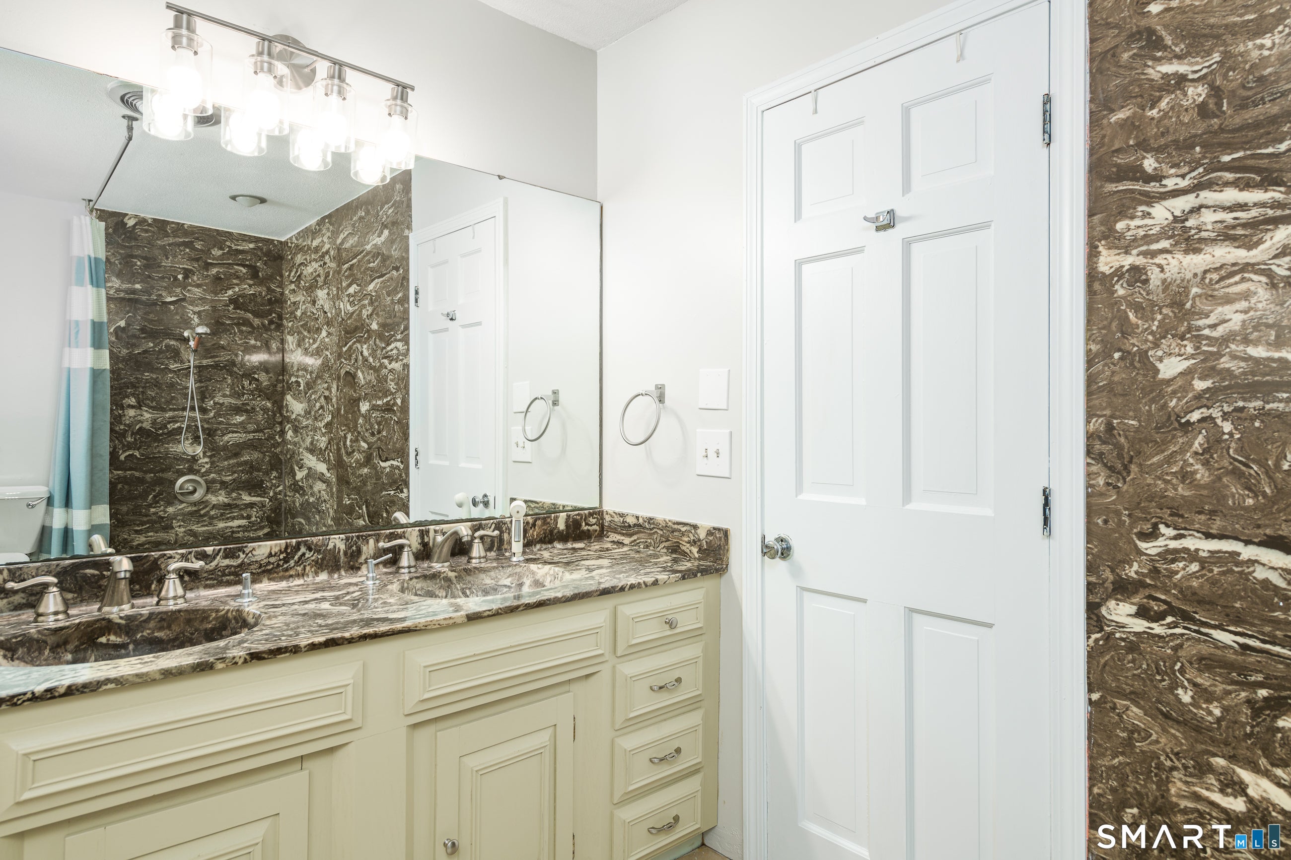 Ellington, Connecticut, 06029, United States, 5 Bedrooms Bedrooms, ,4 BathroomsBathrooms,Residential,For Sale,2041119