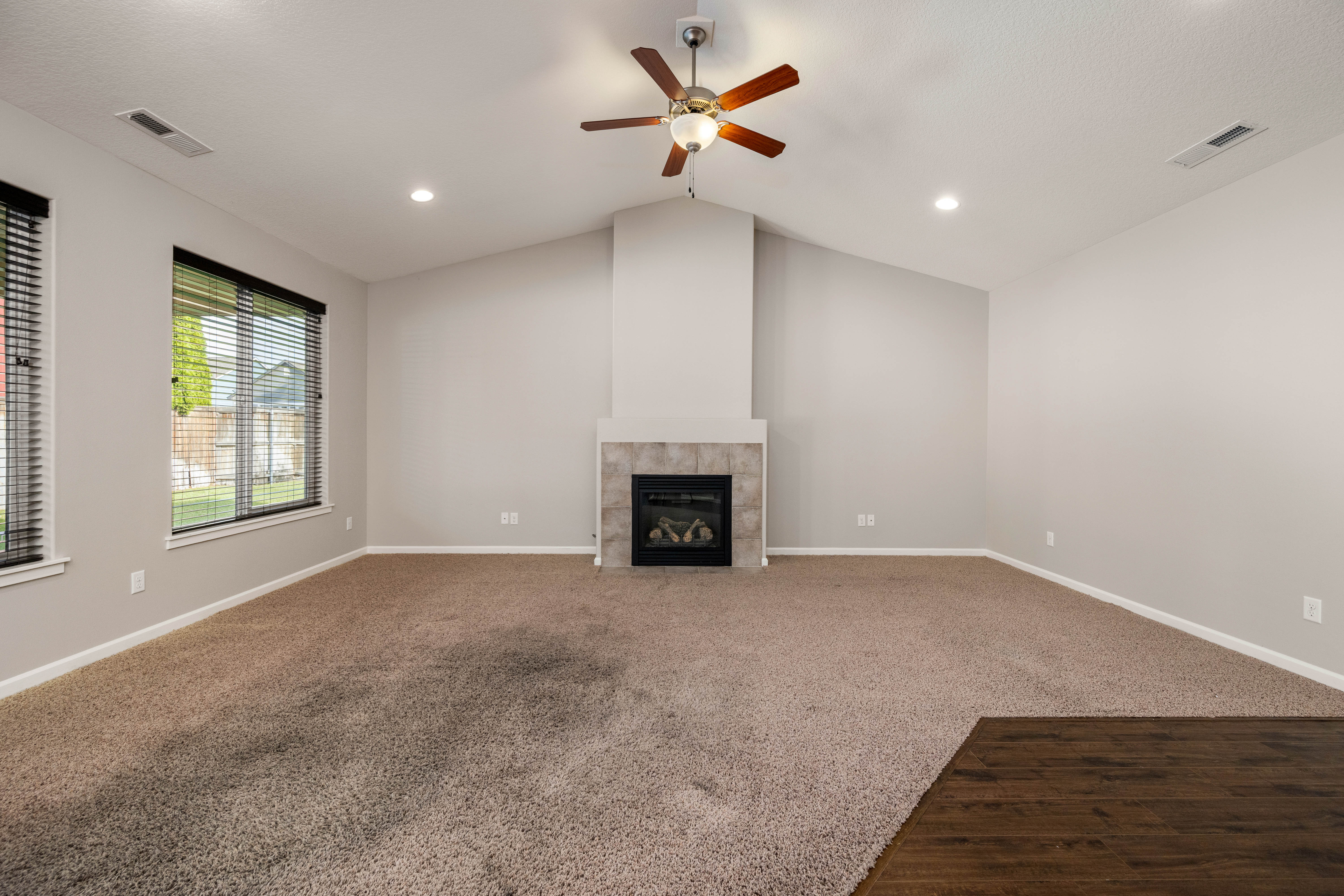  Welcome to this well-maintained 3-bedroom, 2-bath New Tradition resale - 物件實景