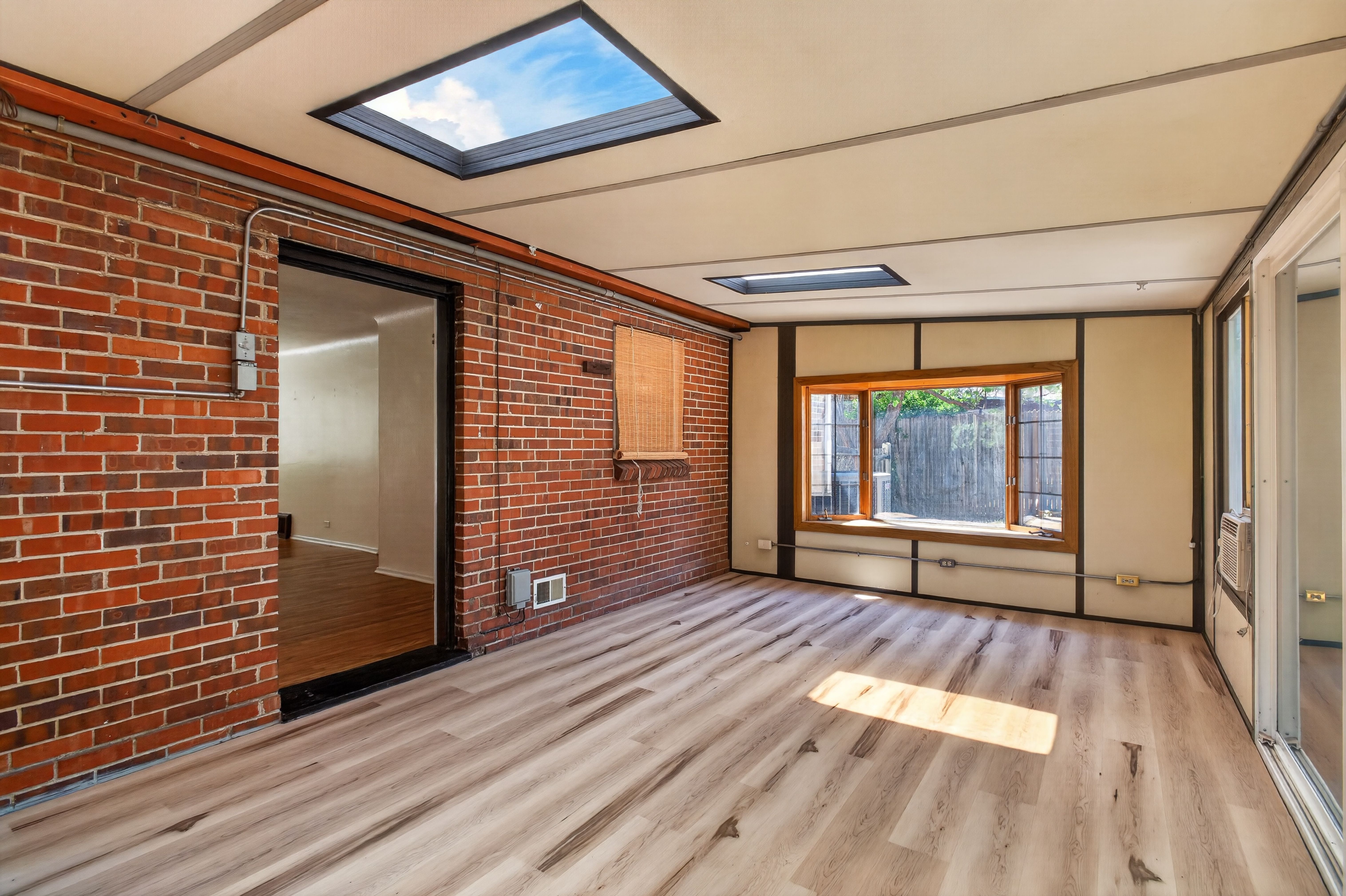  Charming Mayfair Brick Home: Sunroom Oasis & Private Pergola Backyard - 物件實景
