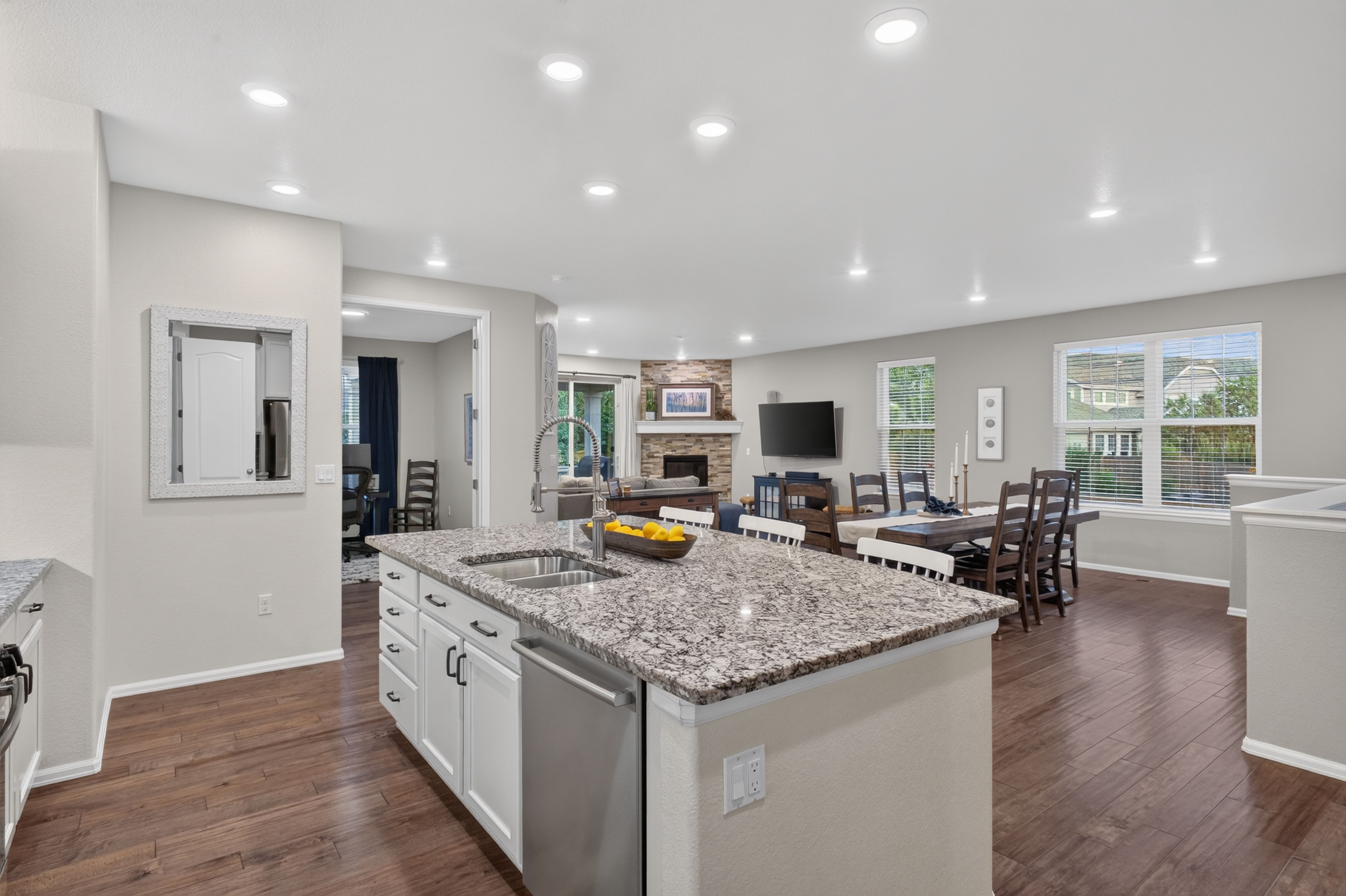  Sought-After Main Level Living - 物件實景
