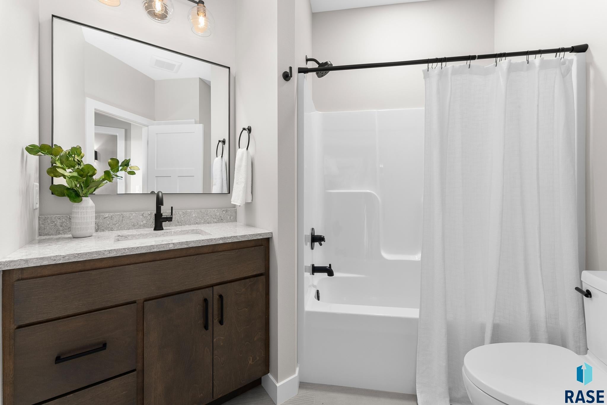 Sioux Falls, South Dakota, 57110, United States, 4 Bedrooms Bedrooms, ,3 BathroomsBathrooms,Residential,For Sale,2005284