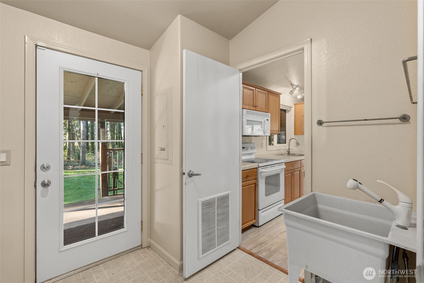 Chehalis, Washington, 98532, United States, 2 Bedrooms Bedrooms, ,1 BathroomBathrooms,Residential,For Sale,2002631