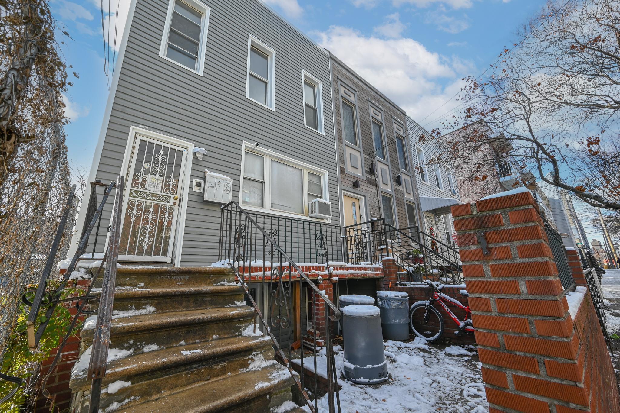 Astoria, New York, 11102, United States, 5 Bedrooms Bedrooms, ,2 BathroomsBathrooms,Residential,For Sale,1895172