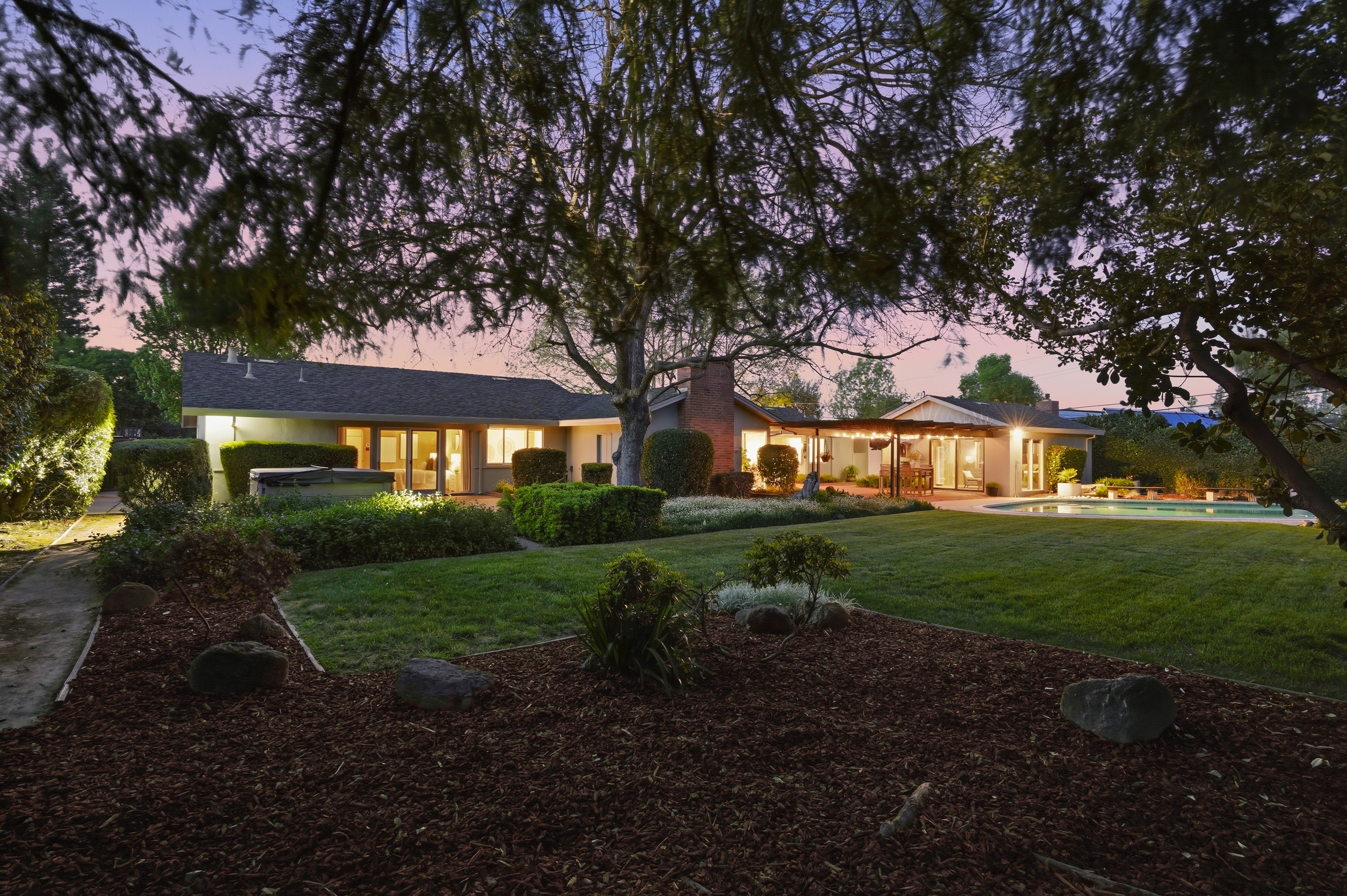  Single-Level Rancher in Coveted Neighborhood - 物件實景