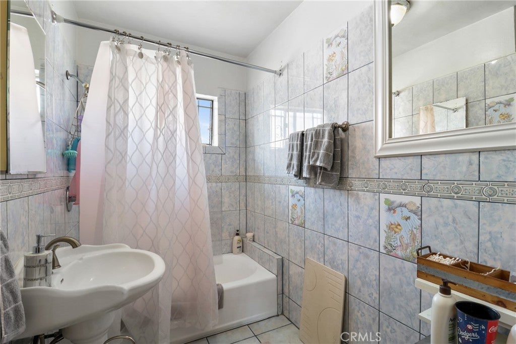 Los Angeles, California, 90016, United States, 4 Bedrooms Bedrooms, ,2 BathroomsBathrooms,Residential,For Sale,1903640