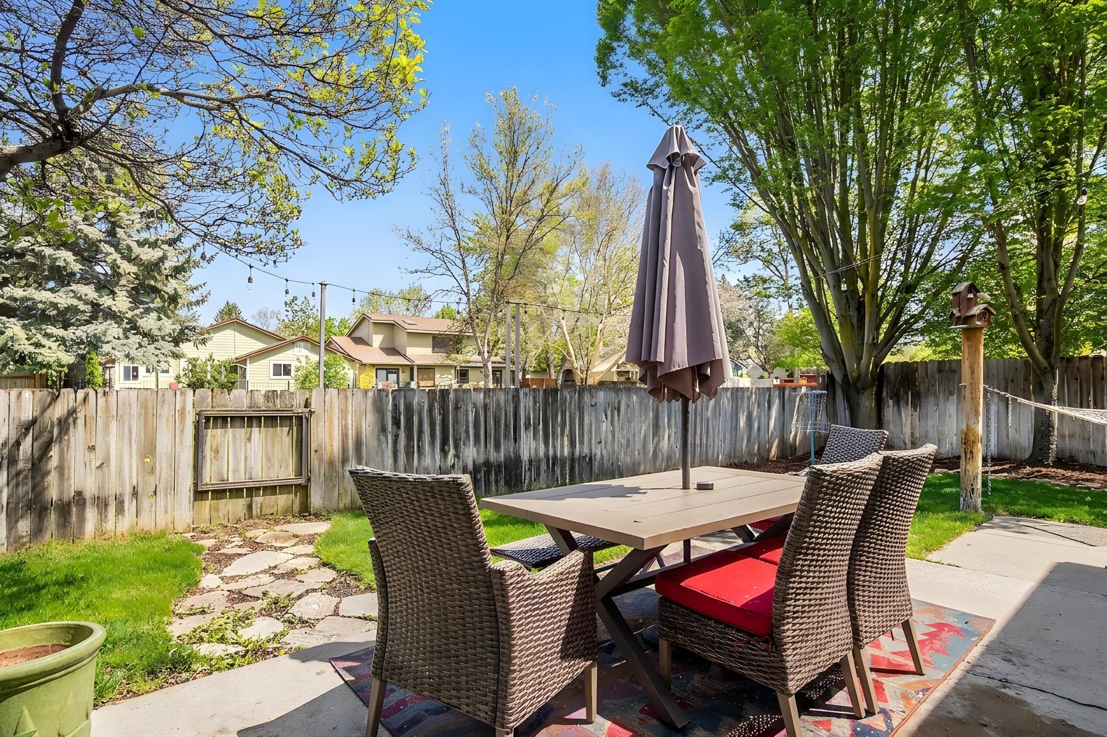  Spacious Updated Home Backs To Park With Scenic Foothills Views - 物件實景