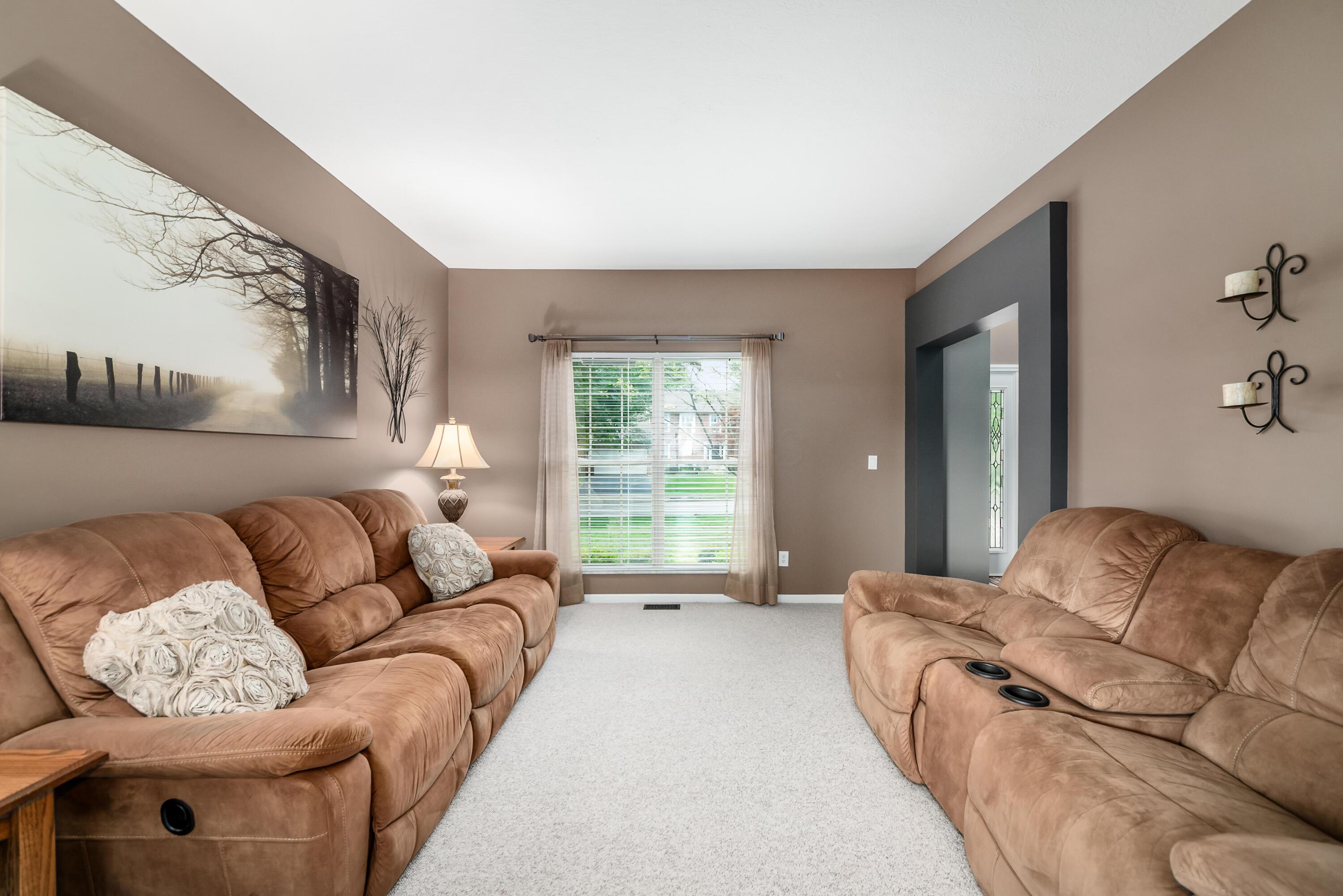 Lewis Center, Ohio, 43035, United States, 4 Bedrooms Bedrooms, ,3 BathroomsBathrooms,Residential,For Sale,1910876