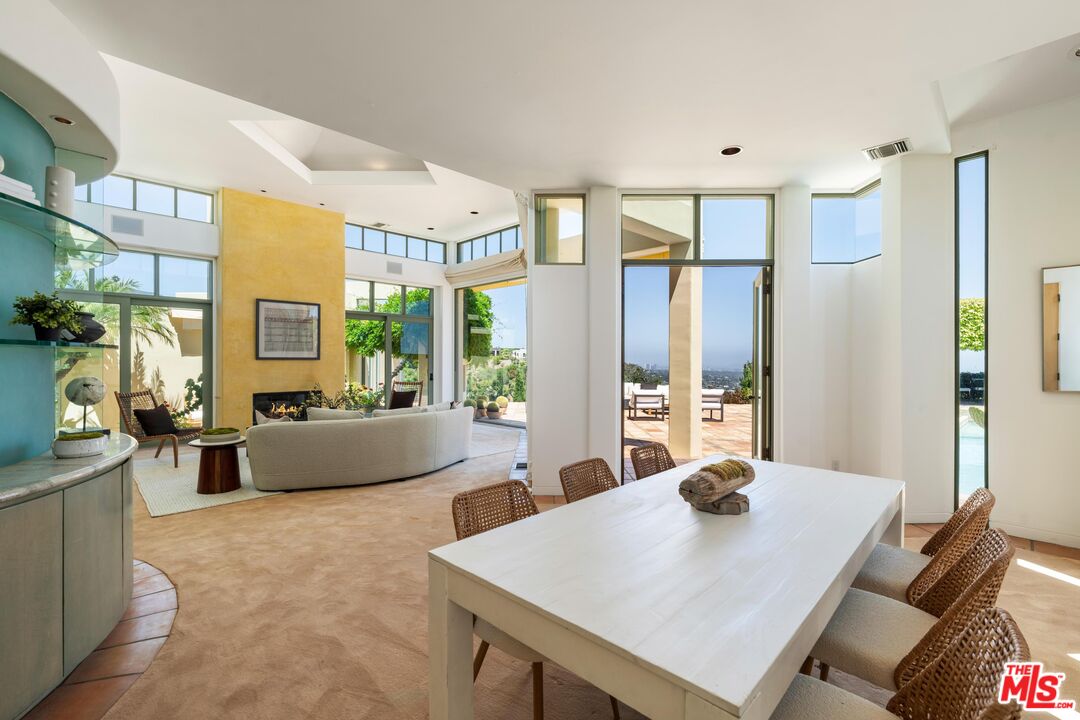 Pacific Palisades, California, 90272, United States, 4 Bedrooms Bedrooms, ,2 BathroomsBathrooms,Residential,For Sale,1770890