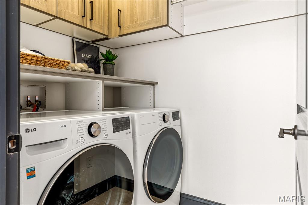 University City, Missouri, 63105, United States, 4 Bedrooms Bedrooms, ,5 BathroomsBathrooms,Residential,For Sale,1989585