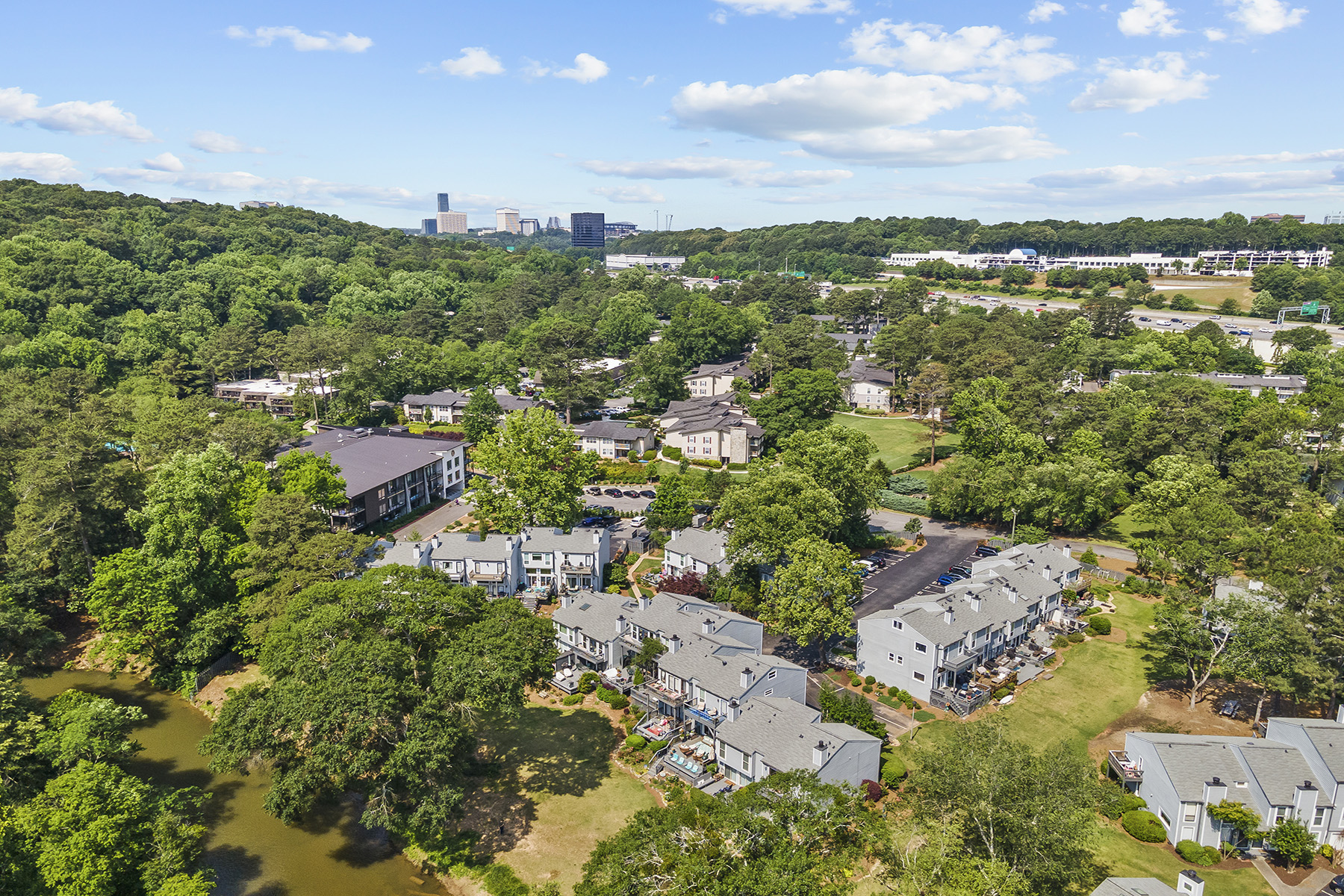  Mid-Century Modern Townhome in Gated Community Along The Chattahoochee River - 物件實景
