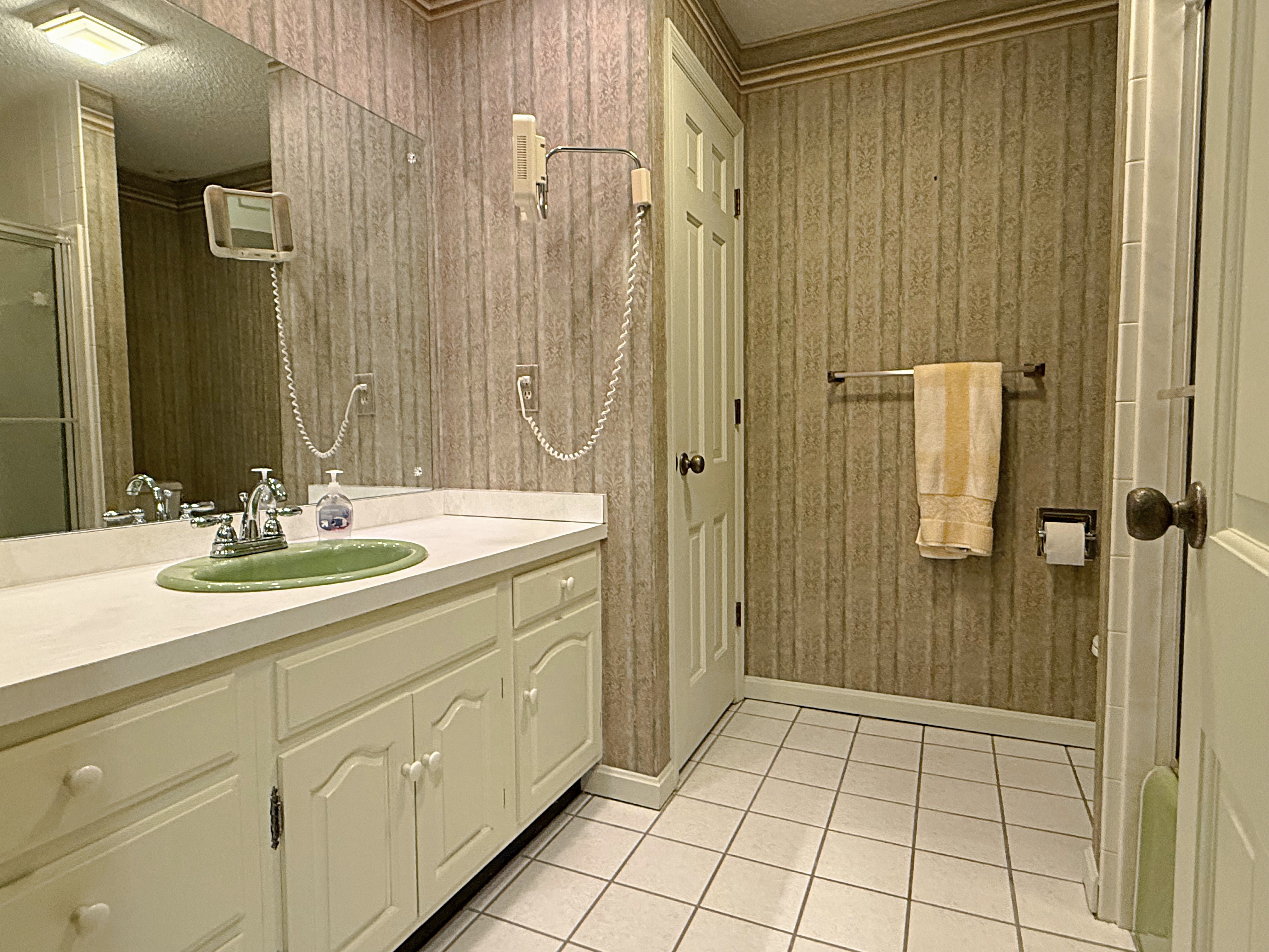 Loogootee, Indiana, 47553, United States, 3 Bedrooms Bedrooms, ,4 BathroomsBathrooms,Residential,For Sale,2002453