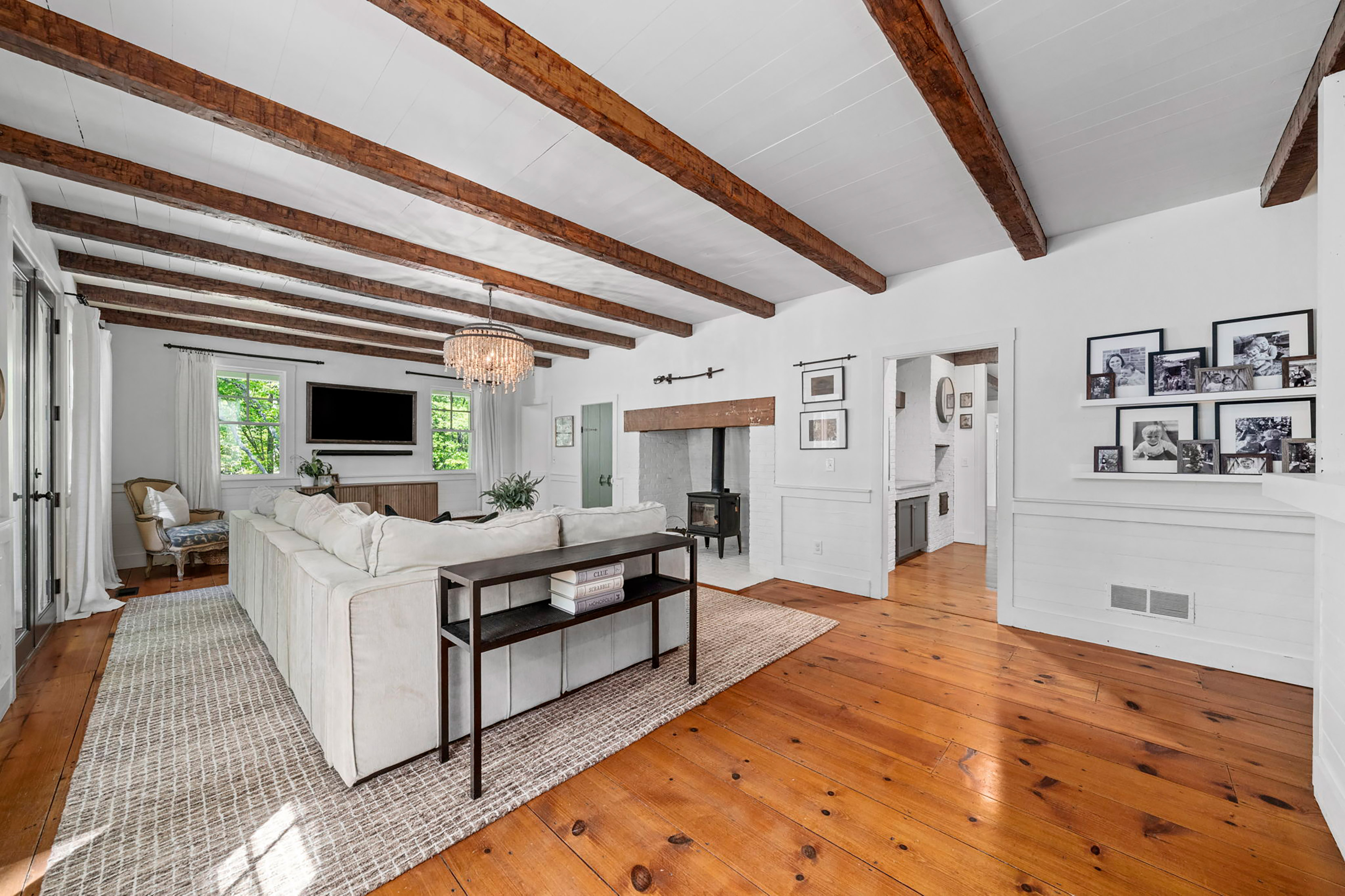  Live Timeless in Coveted Farmhouse on 4+ Private Gated Acres In Roswell - 物件實景