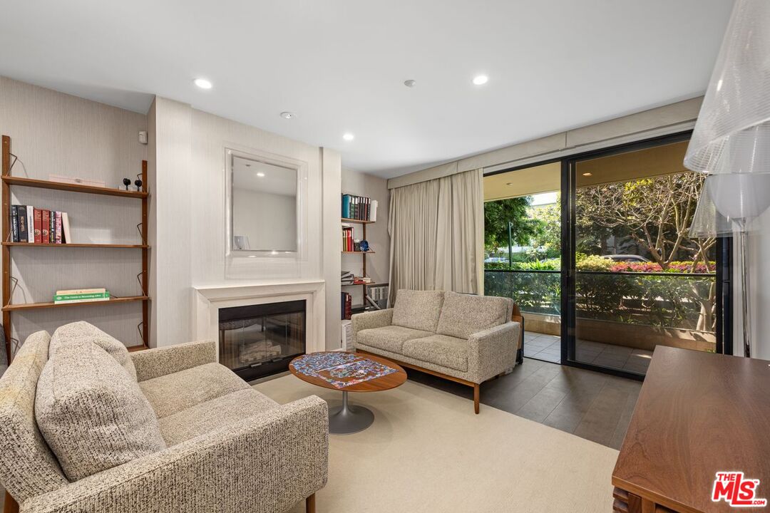 Santa Monica, California, 90402, United States, 2 Bedrooms Bedrooms, ,2 BathroomsBathrooms,Residential,For Sale,1901318