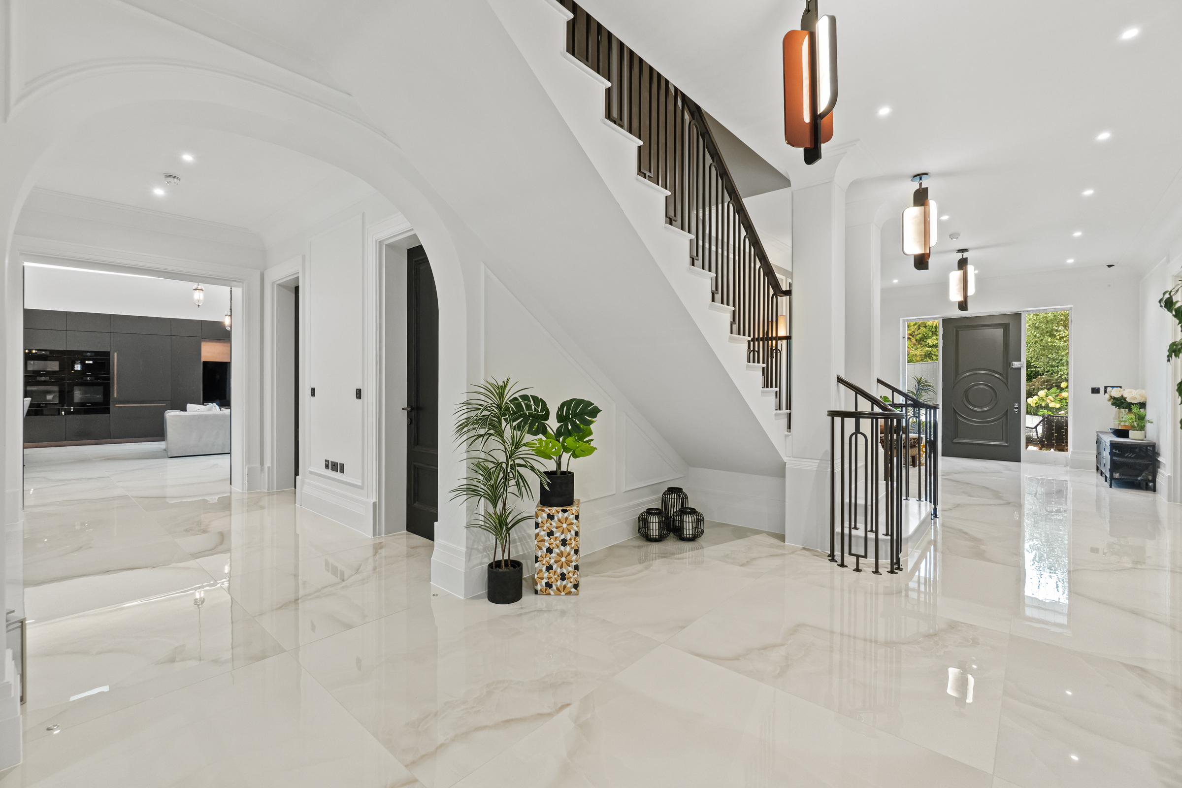  A seven-bedroom Cobham home with a swimming pool and landscaped gardens - 物件實景