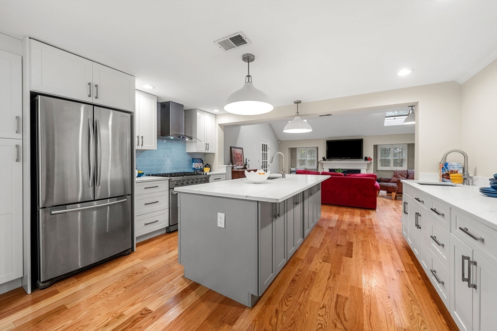 Andover, Massachusetts, 01810, United States, 4 Bedrooms Bedrooms, ,3 BathroomsBathrooms,Residential,For Sale,1987628