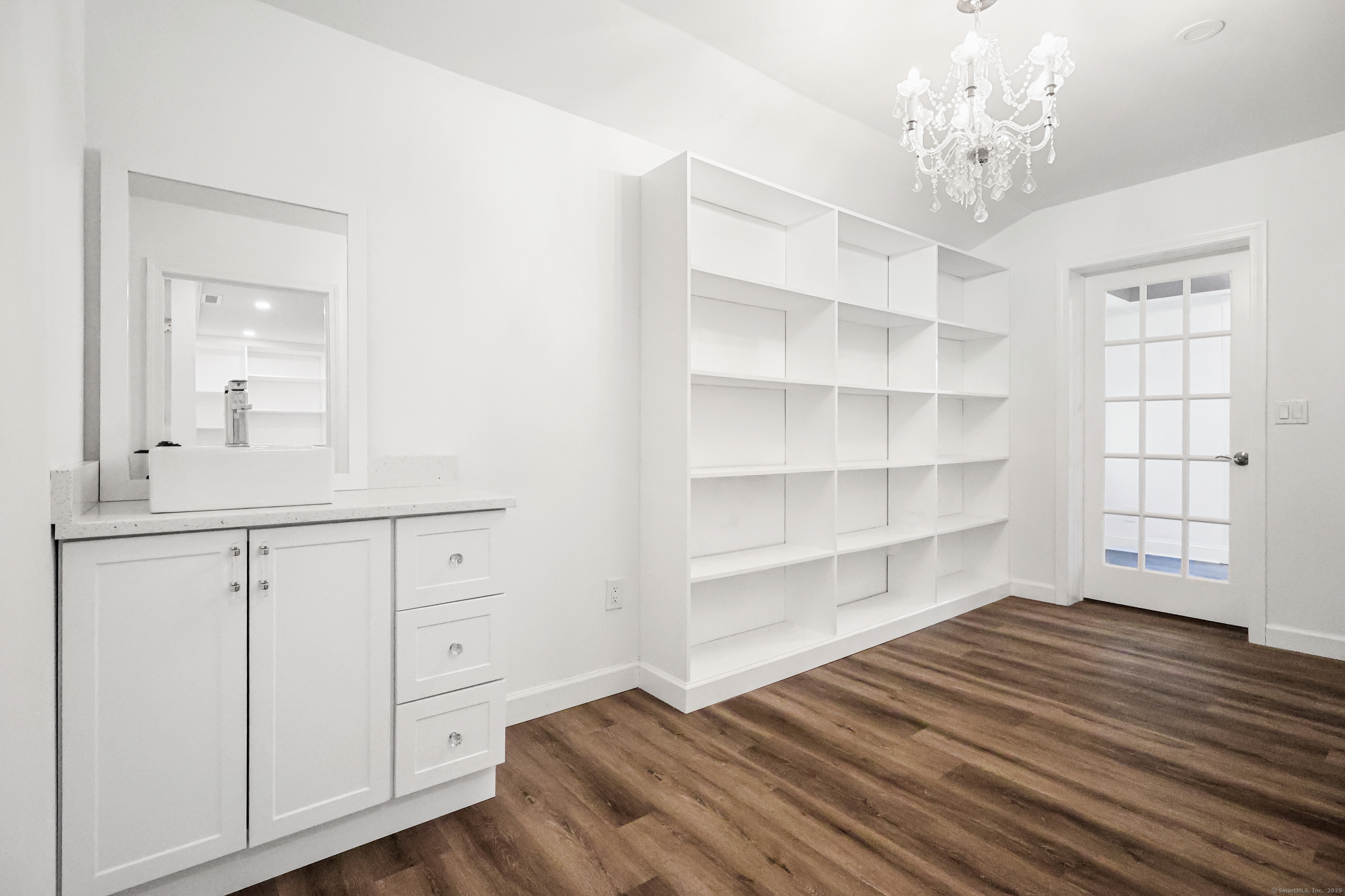 Newtown, Connecticut, 06470, United States, 5 Bedrooms Bedrooms, ,5 BathroomsBathrooms,Residential,For Sale,1960468