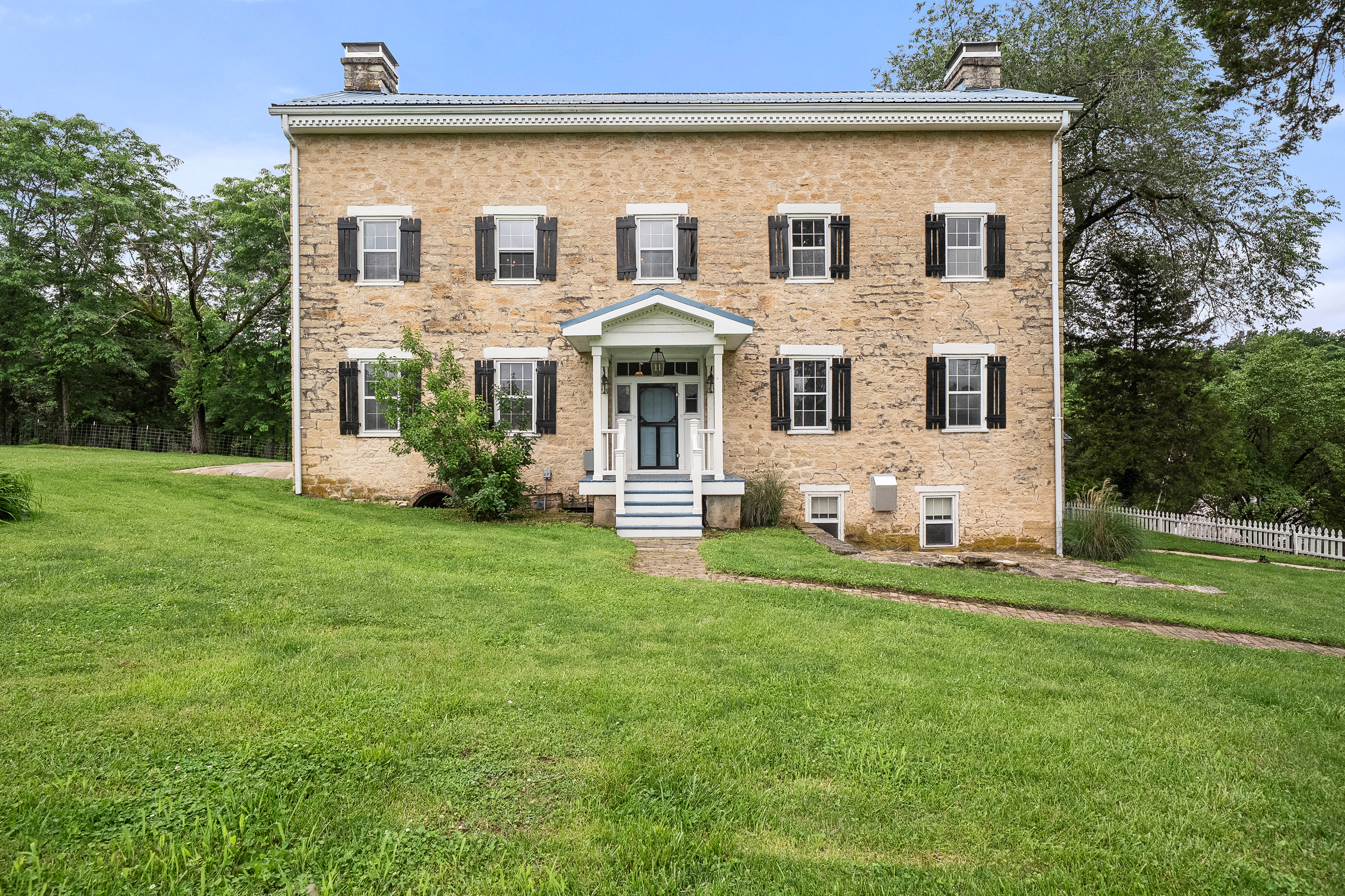  Built In 1851, 4-Story Limestone Federal-Style Home On Over 17 Acres - 物件實景