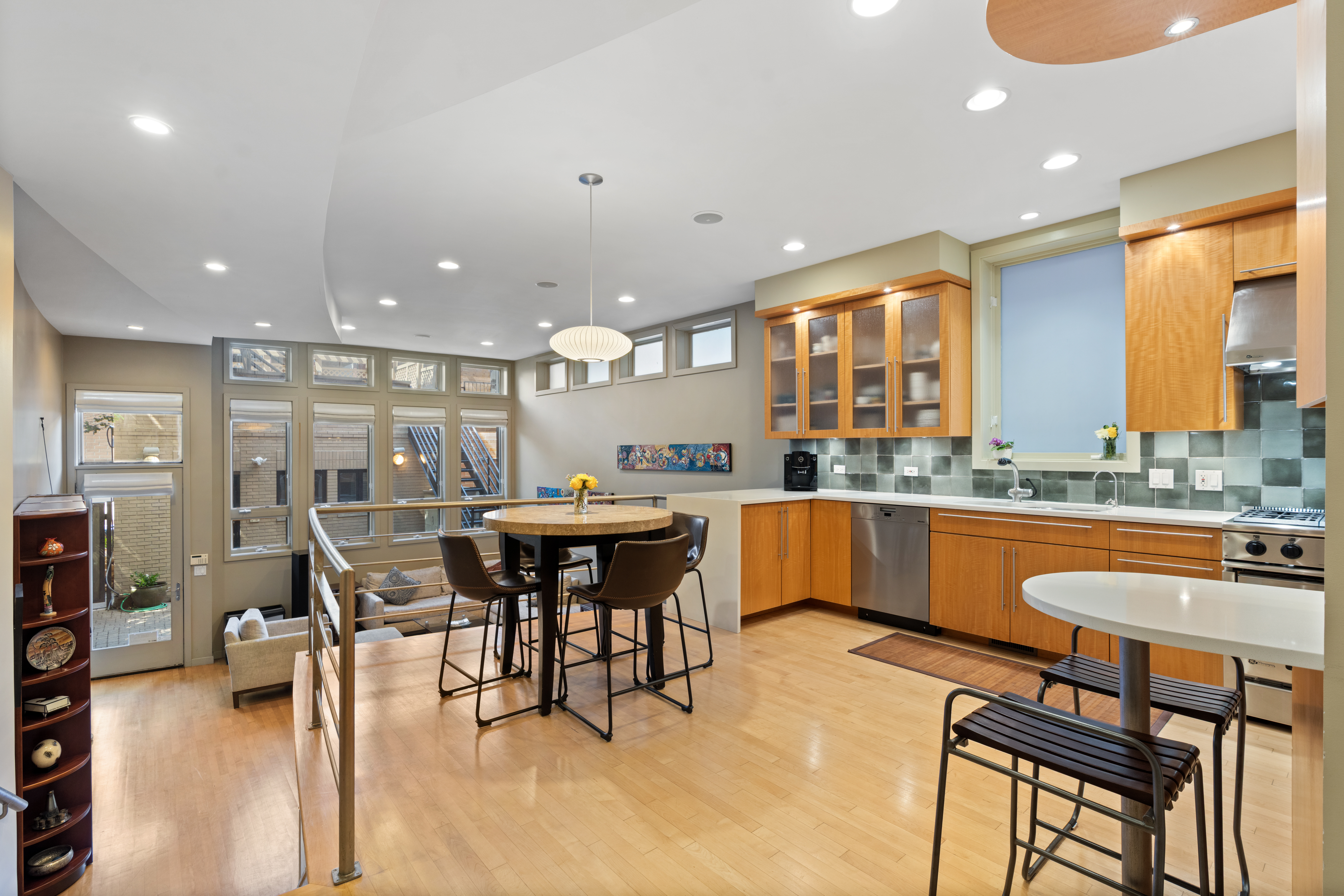 Architecturally Distinctive and Flooded with Natural Light - 物件實景