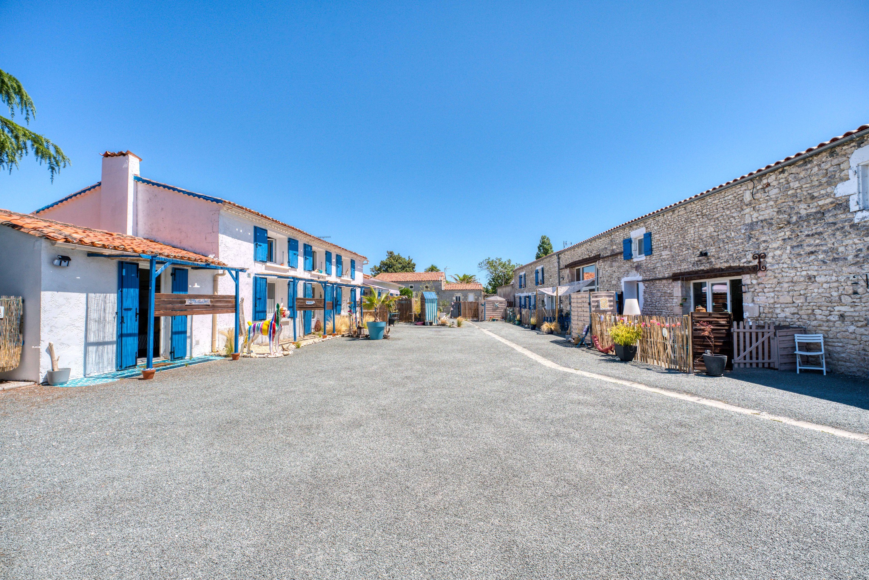  CHARMING BOHEMIAN-CHIC ESTATE – GUEST HOUSE BUSINESS WITH COTTAGES AND POOL, 6 … - 物件實景
