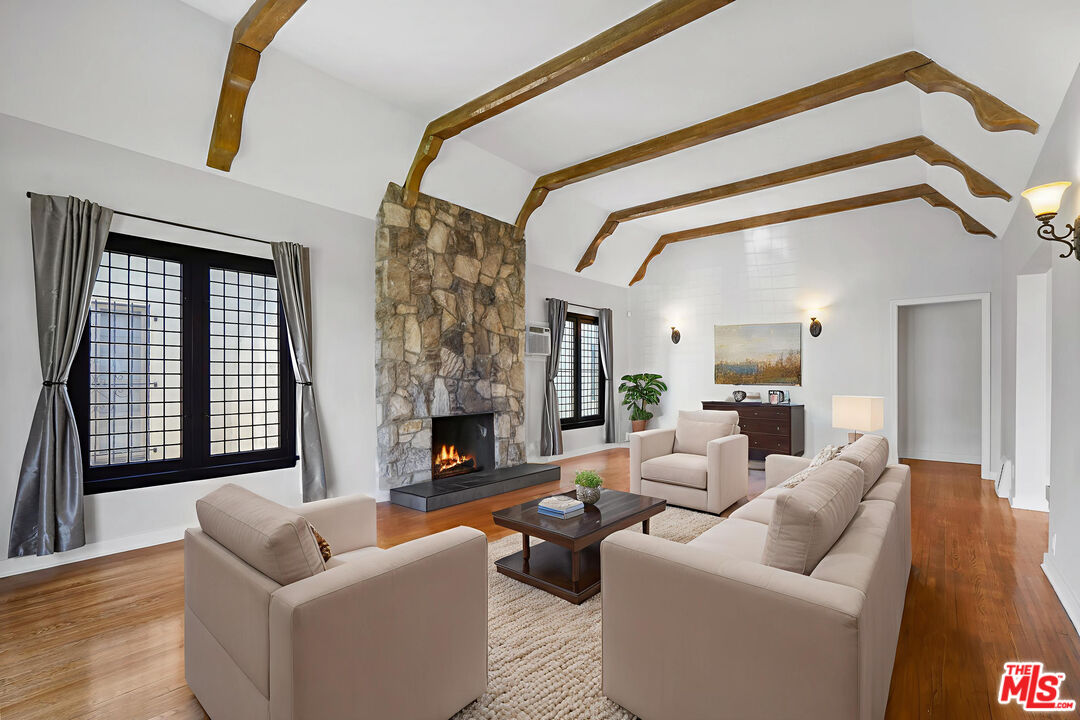 Los Angeles, California, 90036, United States, 3 Bedrooms Bedrooms, ,3 BathroomsBathrooms,Residential,For Sale,1896825