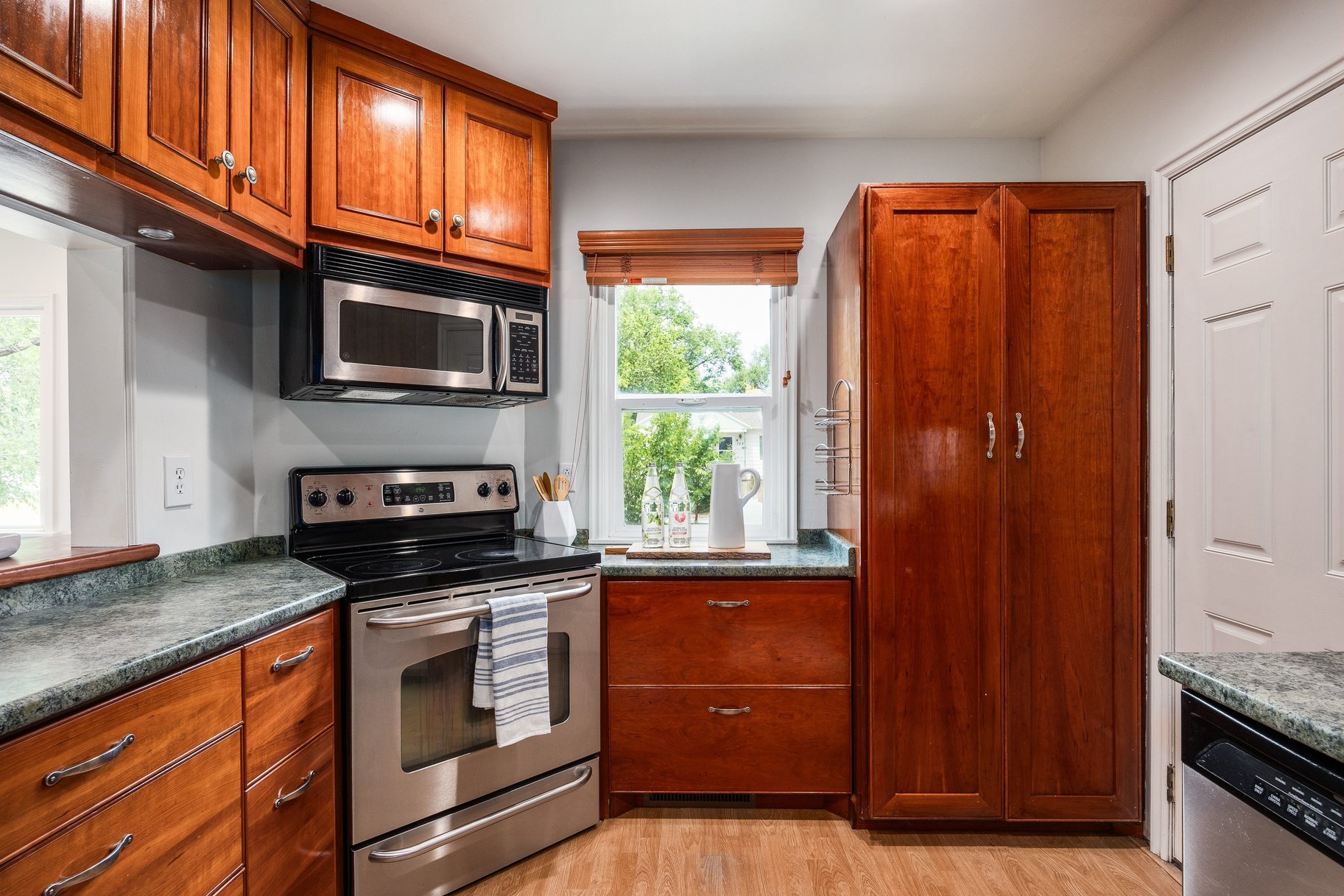  UPDATED SUGARHOUSE HOME WITH GREAT UPGRADES AND ACCESS TO SUGARHOUSE SHOPS - 物件實景