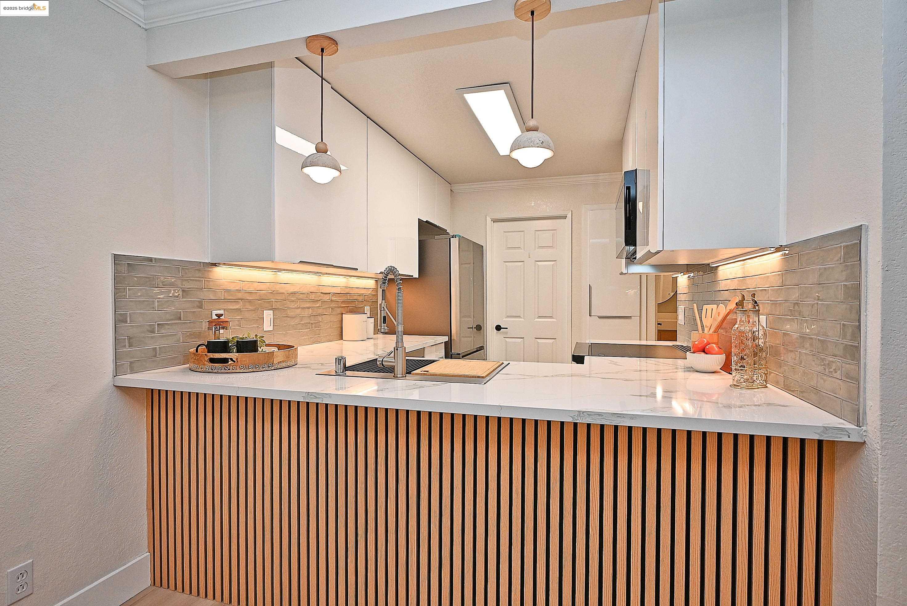 Oakland, California, 94605, United States, 2 Bedrooms Bedrooms, ,2 BathroomsBathrooms,Residential,For Sale,2000810