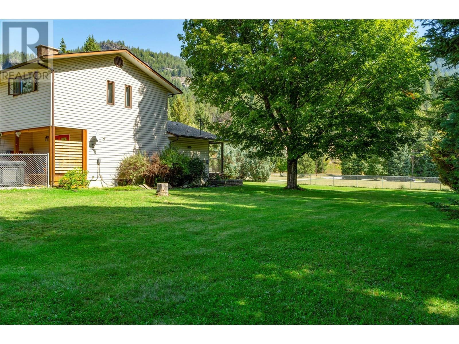 CASTLEGAR, British Columbia, V1N 4S6, CA, 4 Bedrooms Bedrooms, ,3 BathroomsBathrooms,Residential,For Sale,1859816