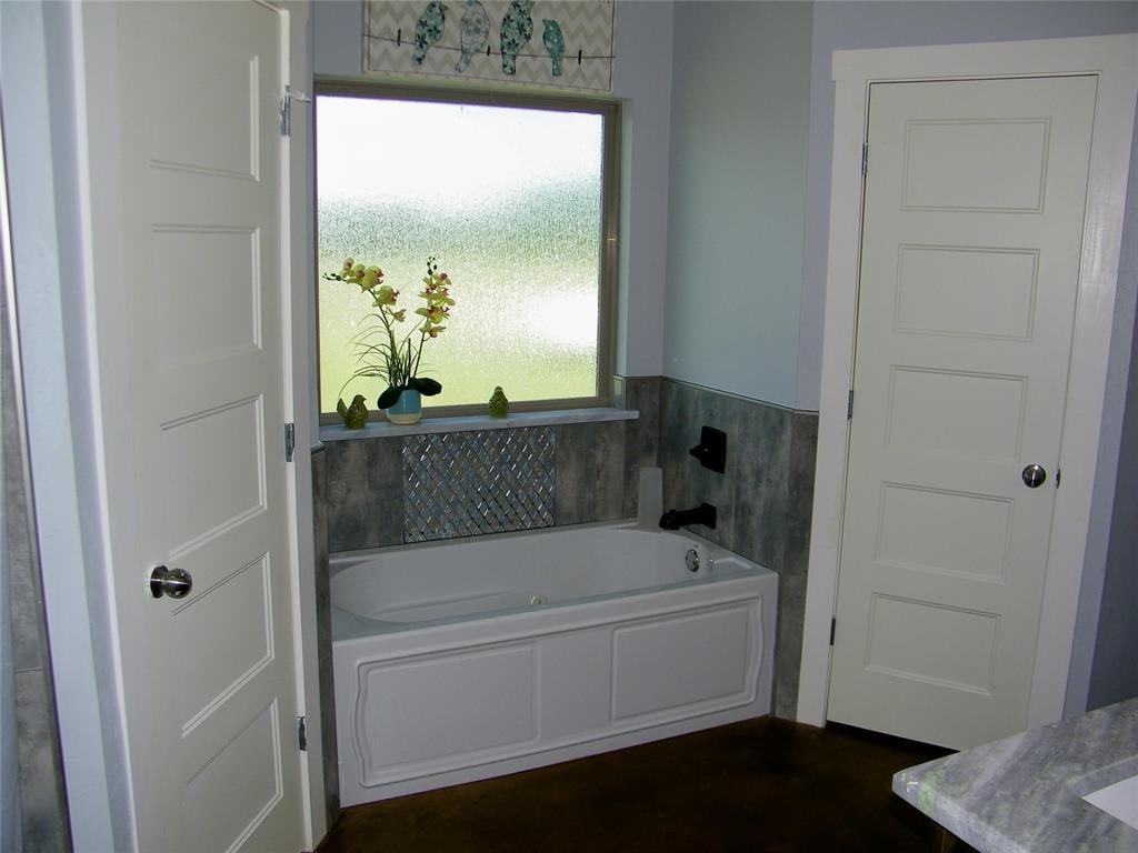 Kingfisher, Oklahoma, 73750, United States, 4 Bedrooms Bedrooms, ,3 BathroomsBathrooms,Residential,For Sale,2005459