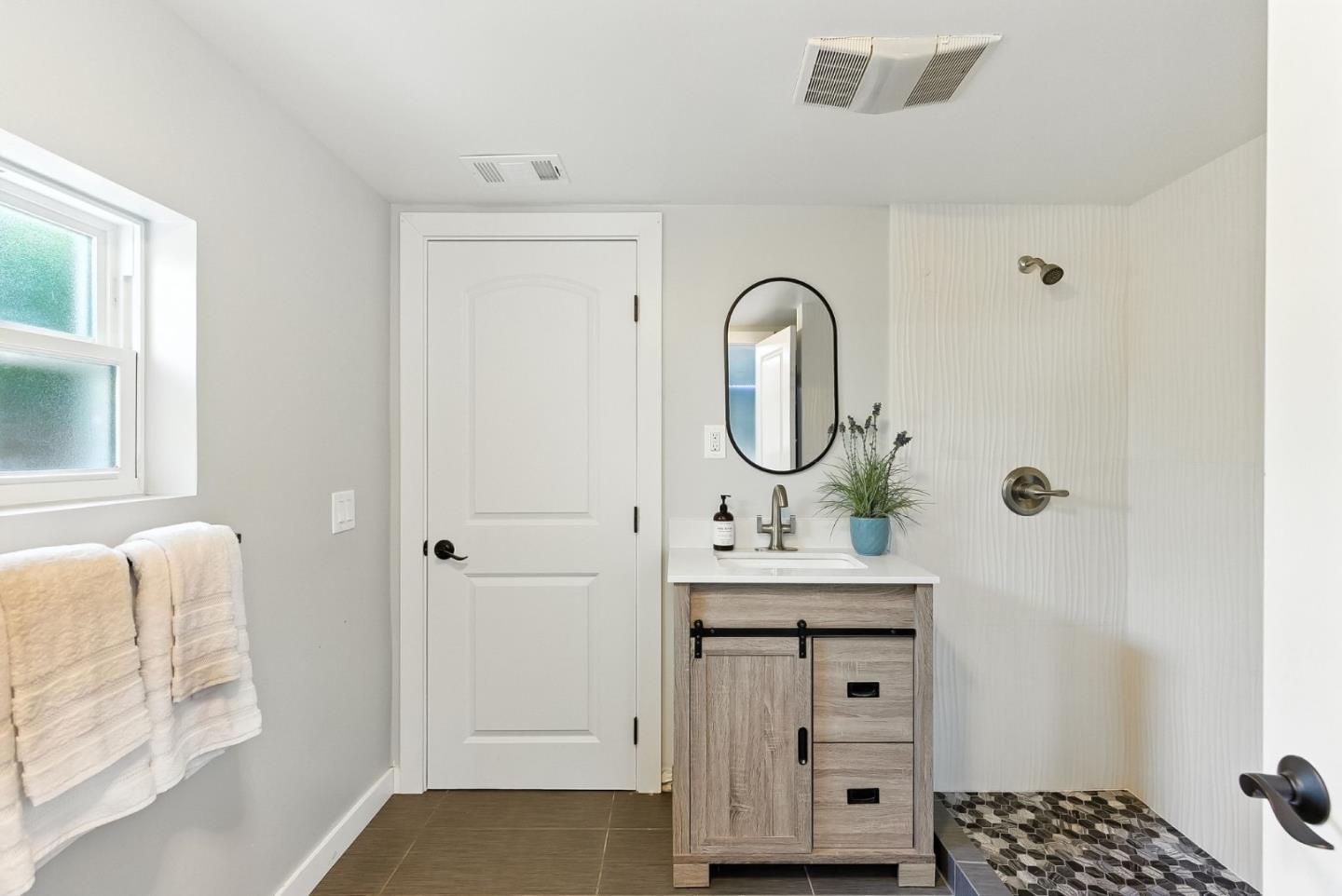 Redwood City, California, 94063, United States, 2 Bedrooms Bedrooms, ,1 BathroomBathrooms,Residential,For Sale,1885449