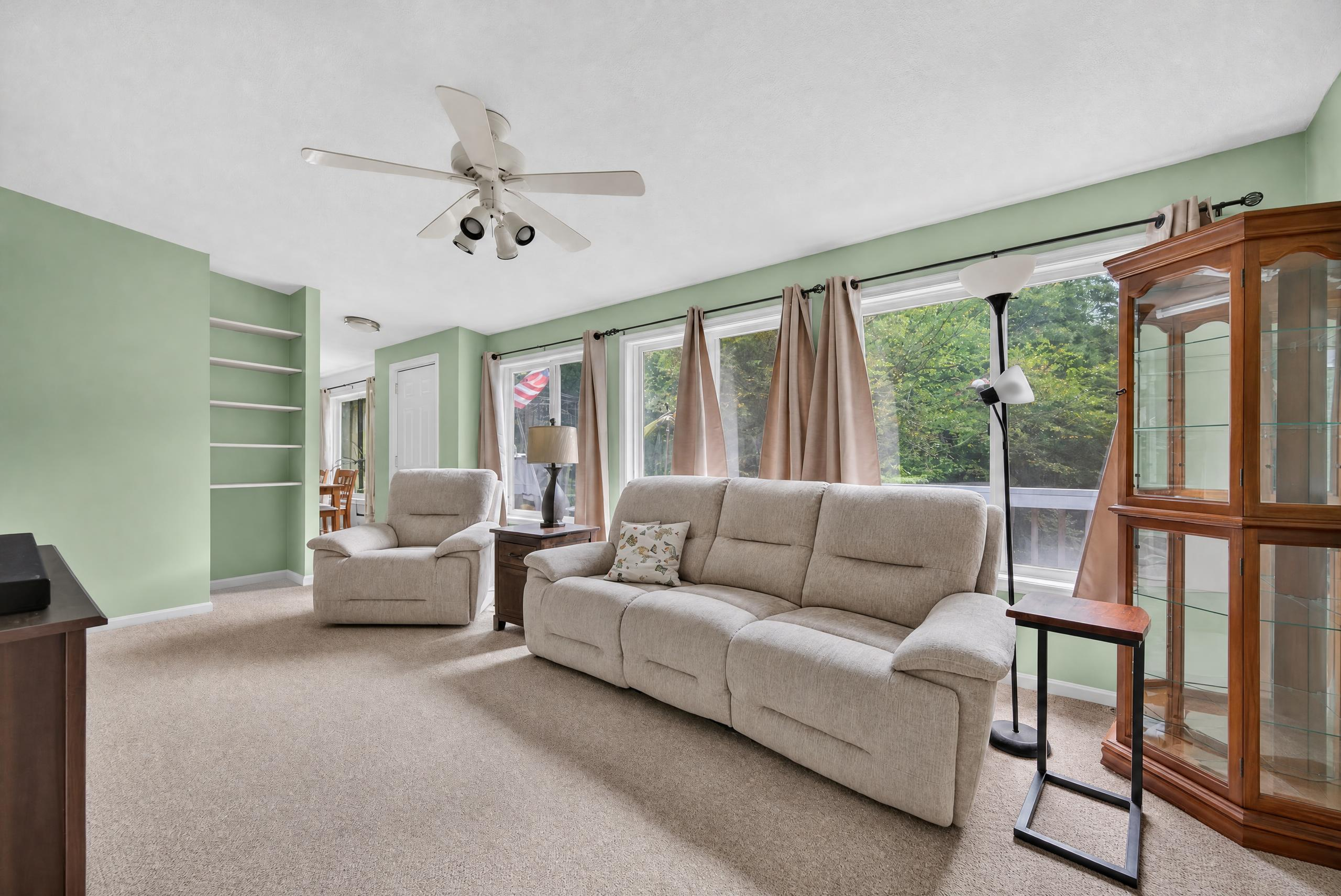  Spacious Two Level Raised Ranch Offers One Floor Living - 物件實景