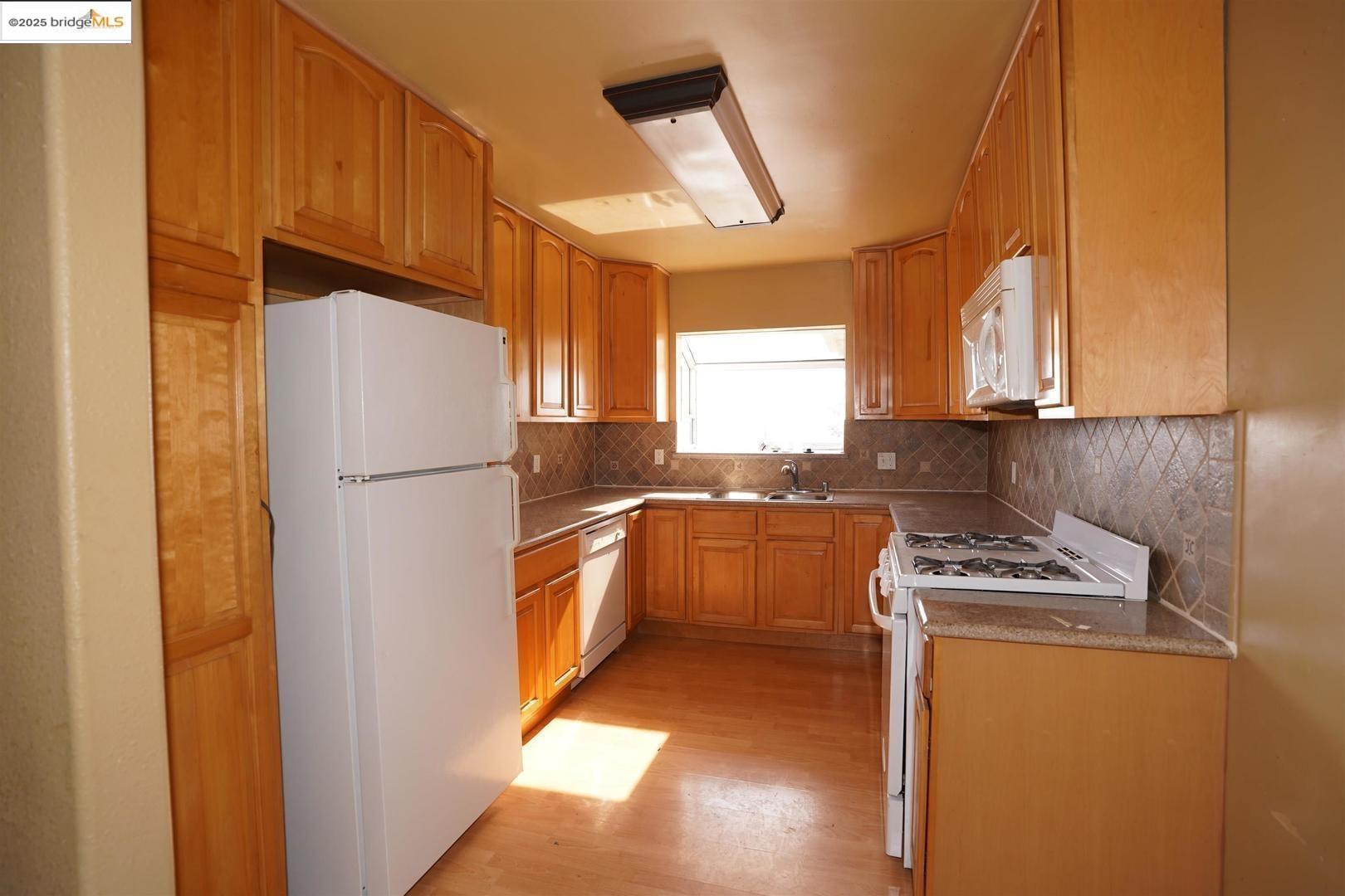 Richmond, California, 94805, United States, 5 Bedrooms Bedrooms, ,2 BathroomsBathrooms,Residential,For Sale,1895644