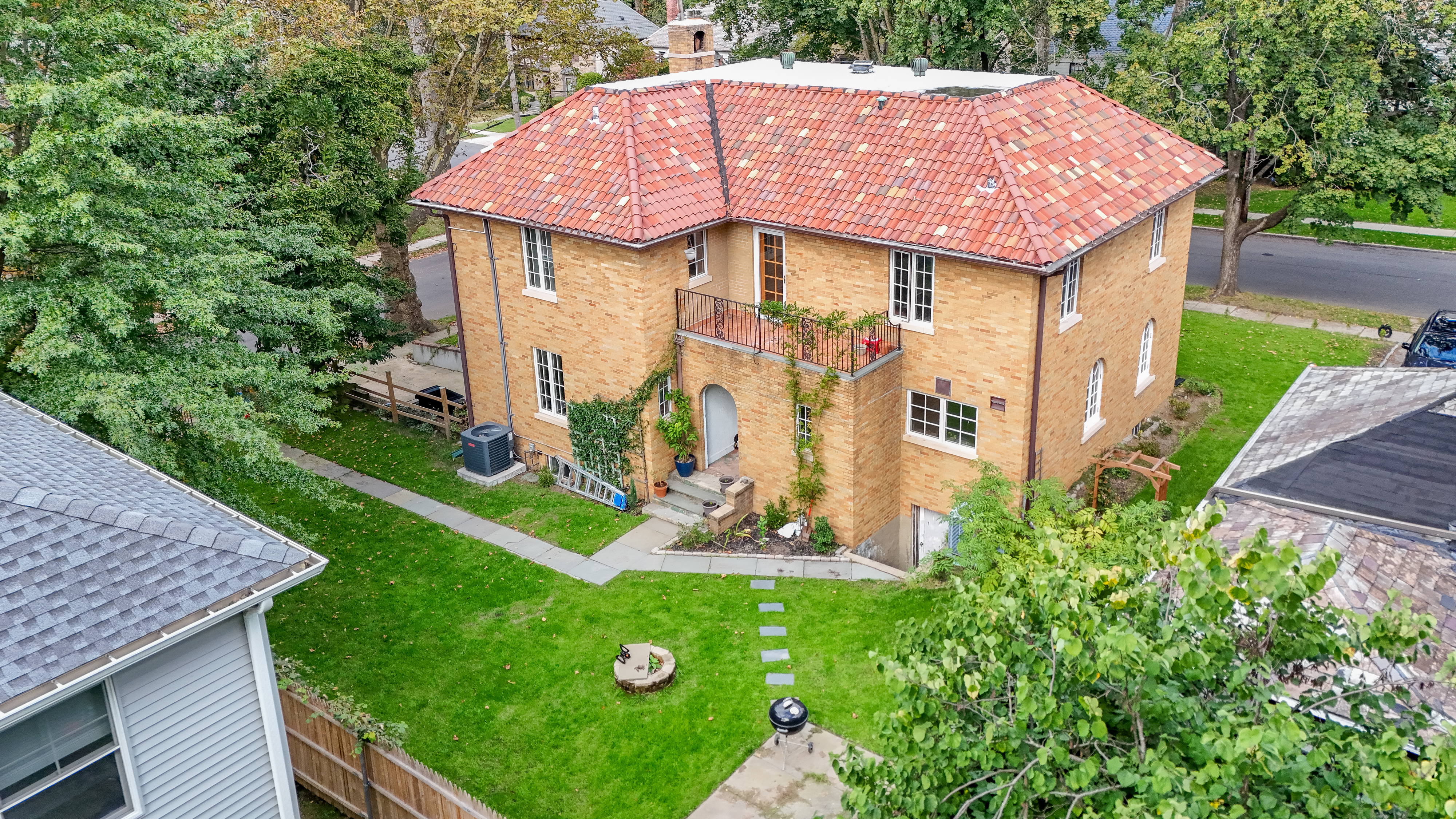  260 E Devonia Avenue - 物件實景