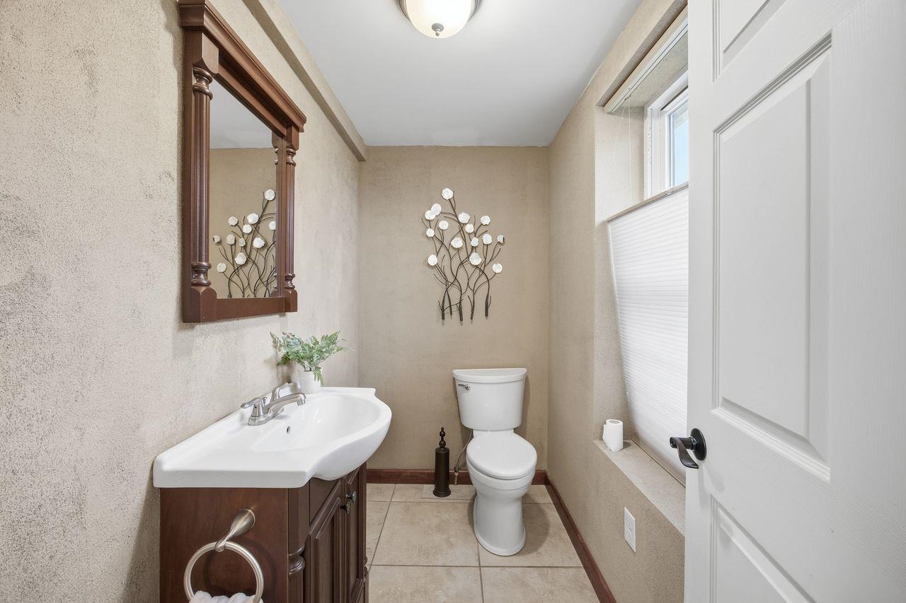 Meredith, New Hampshire, 03253, United States, 2 Bedrooms Bedrooms, ,3 BathroomsBathrooms,Residential,For Sale,1988258