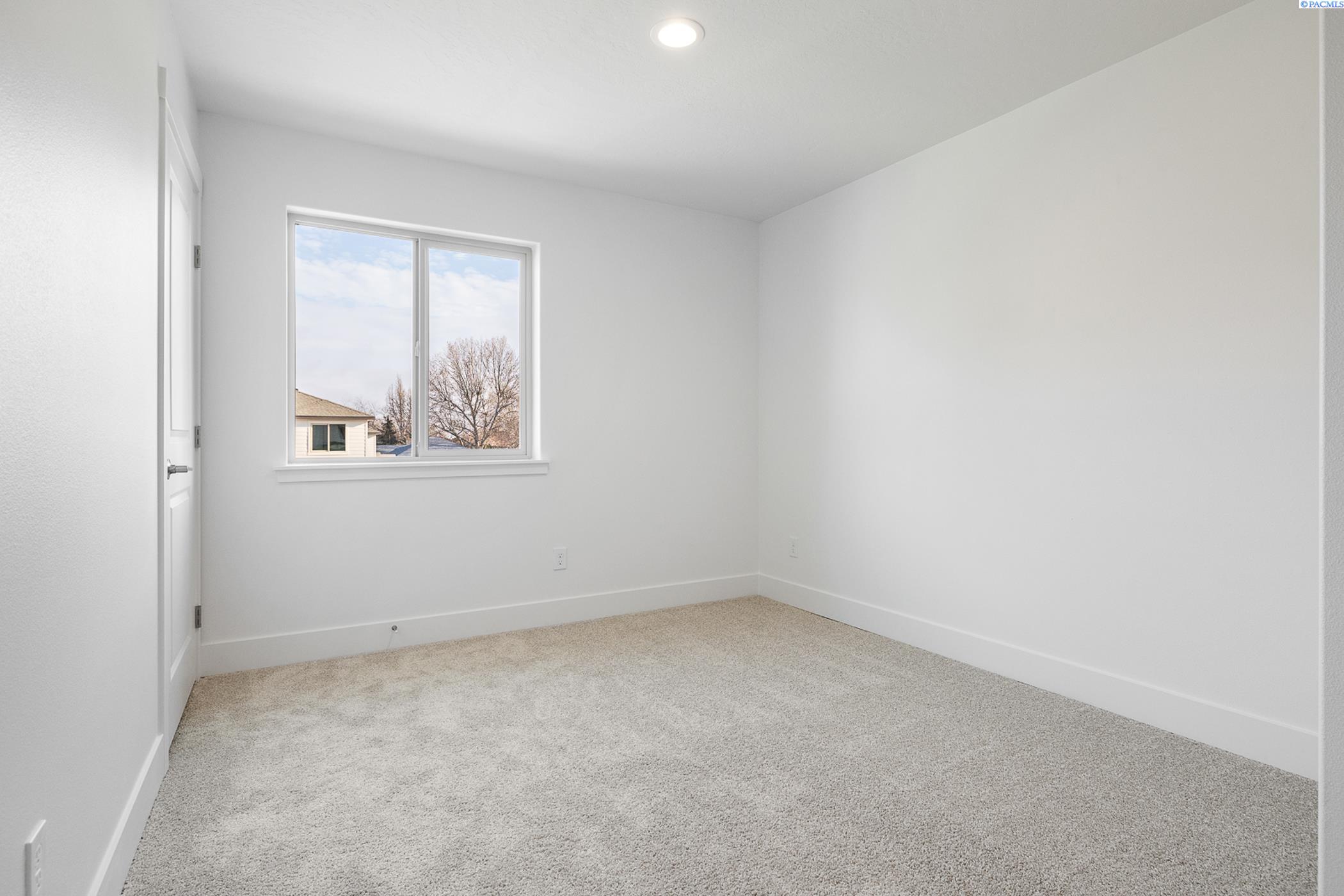 Kennewick, Washington, 99337, United States, 7 Bedrooms Bedrooms, ,Residential,For Sale,1794567