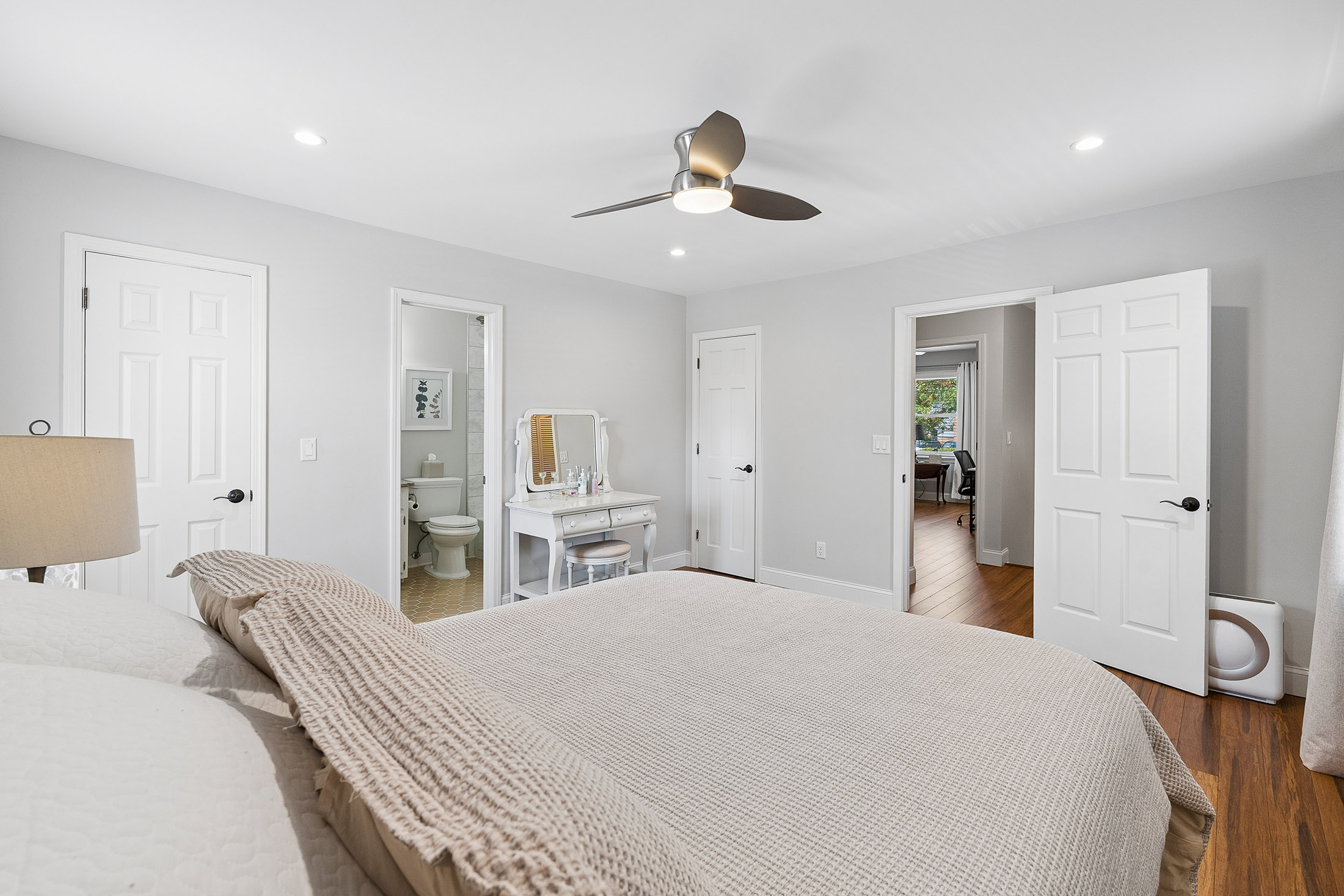  Renovated Move-In Ready End-Unit Townhome - 物件實景