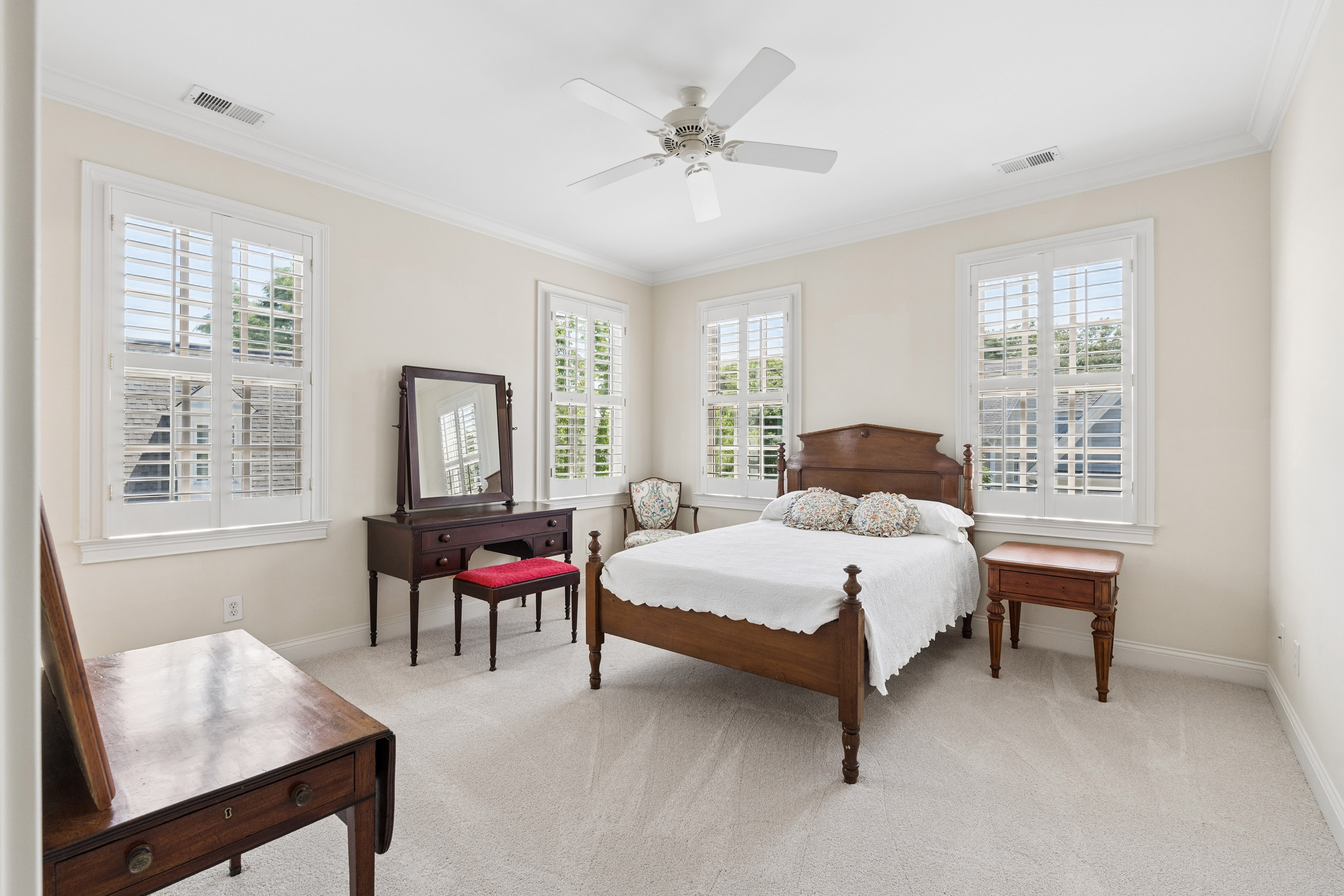  Traditional Cedar Shingle Beauty - 物件實景