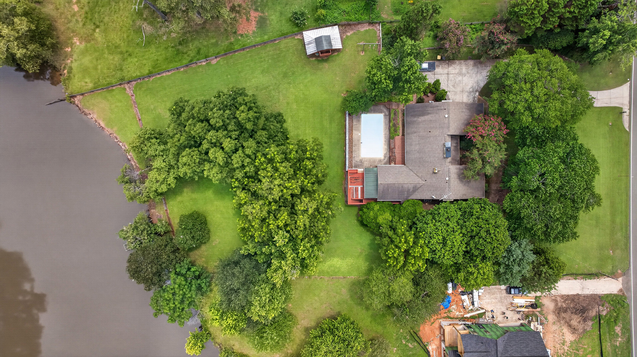  Nestled on Nearly Two Private Acres Overlooking a Picturesque Pond - 物件實景