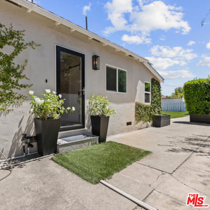Los Angeles, California, 90048, United States, 3 Bedrooms Bedrooms, ,2 BathroomsBathrooms,Residential,For Sale,1919092