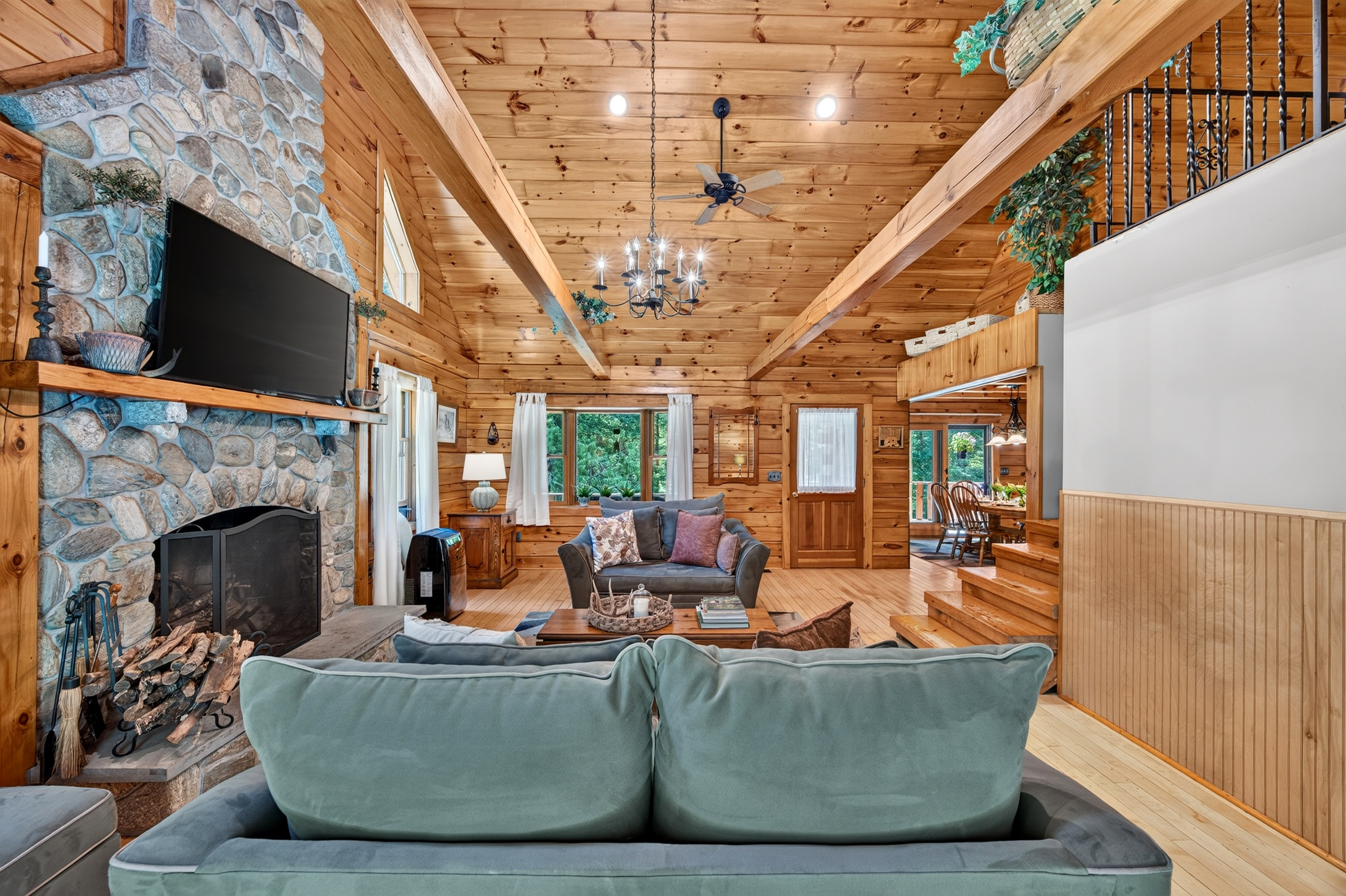 Tucked within four private, tranquil acres, this charming rustic log home offers - 物件實景