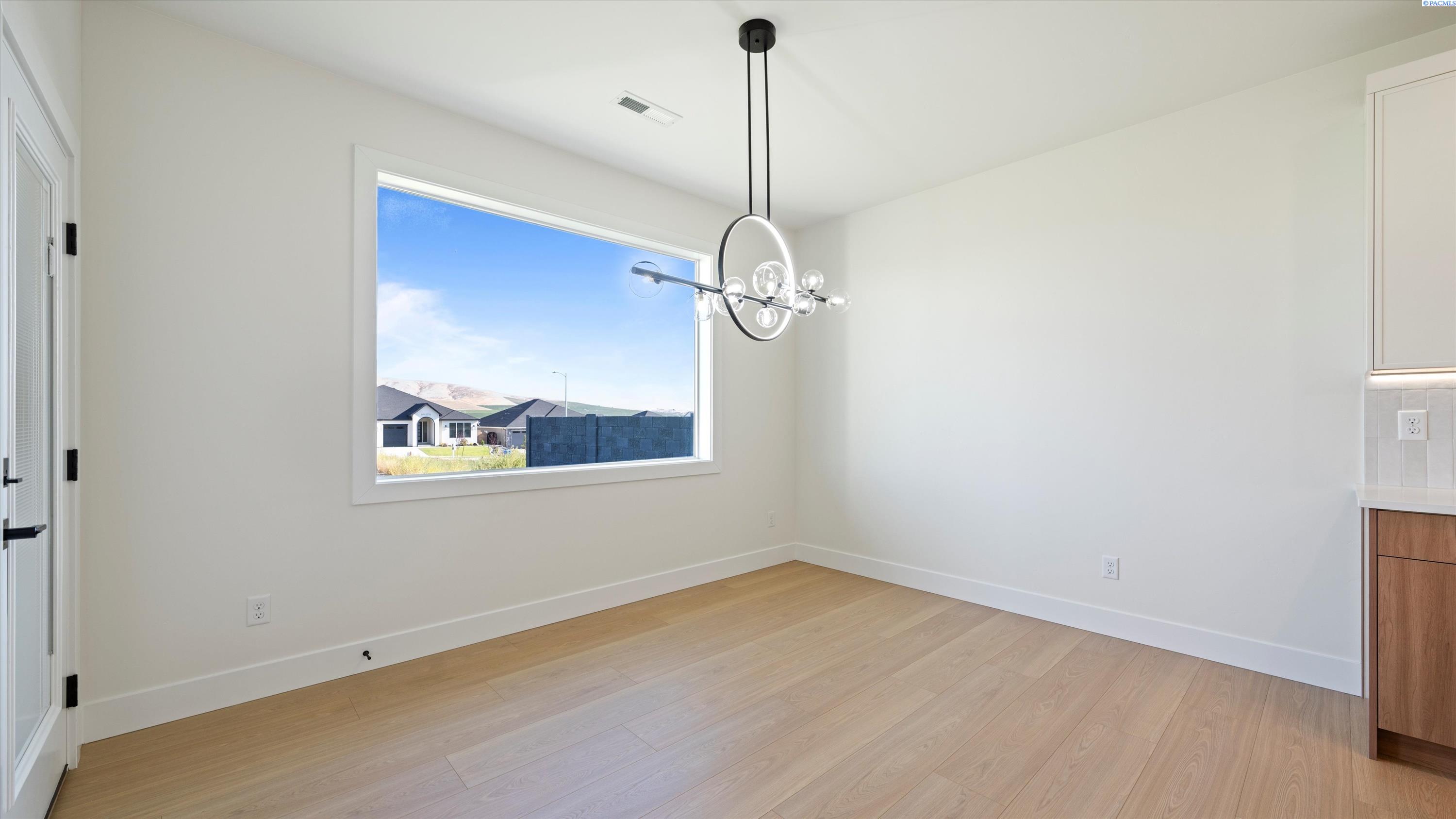 Richland, Washington, 99352, United States, 3 Bedrooms Bedrooms, ,2 BathroomsBathrooms,Residential,For Sale,2000656