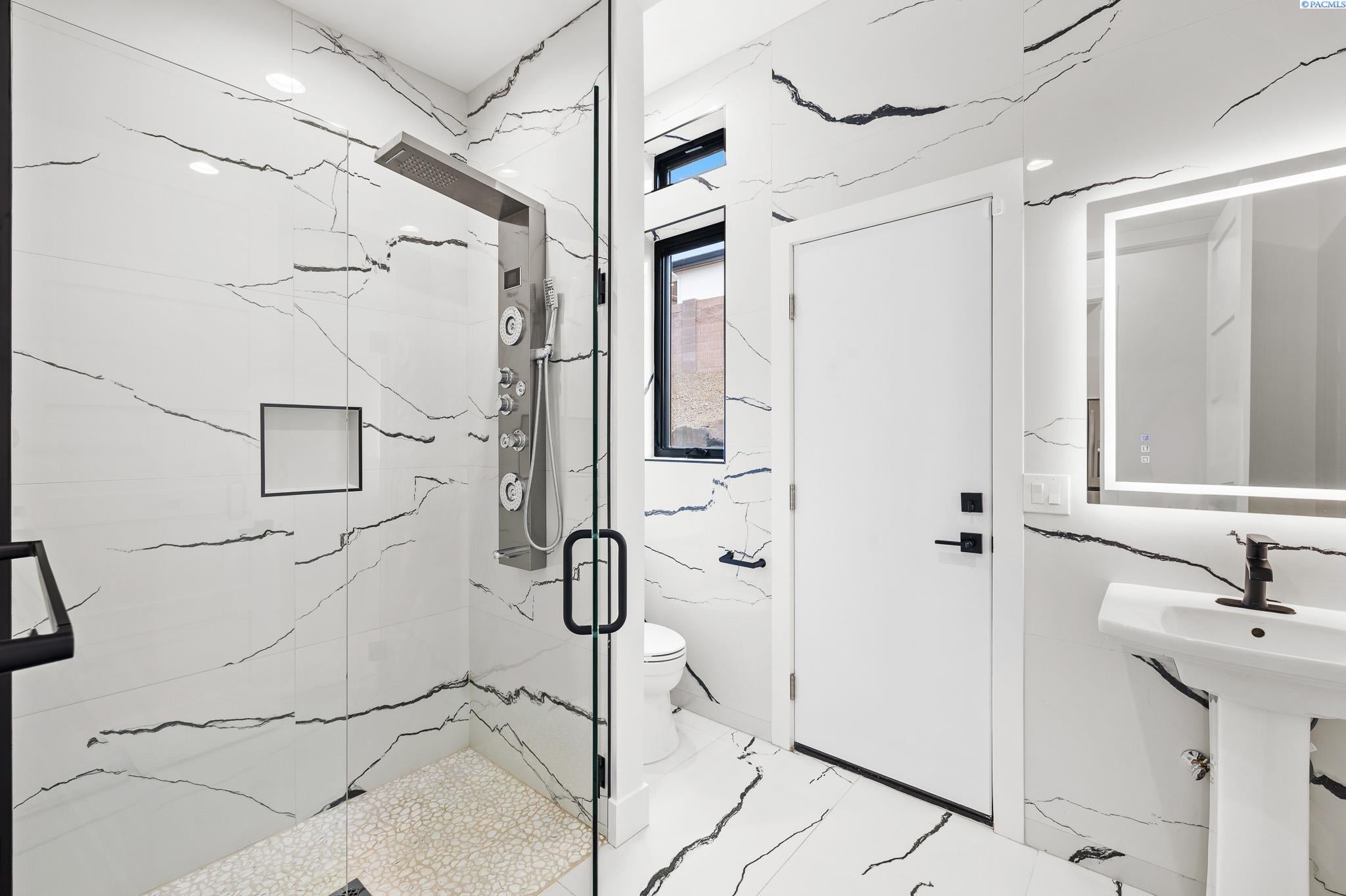 Kennewick, Washington, 99338, United States, 4 Bedrooms Bedrooms, ,6 BathroomsBathrooms,Residential,For Sale,1981644