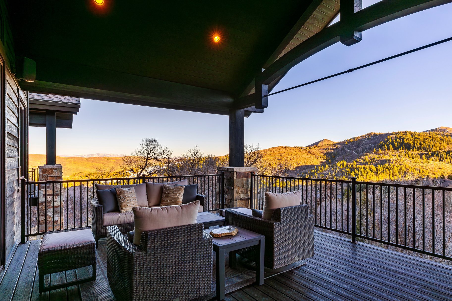  Views, Privacy and Main Level Living in a Gated Community - 物件實景