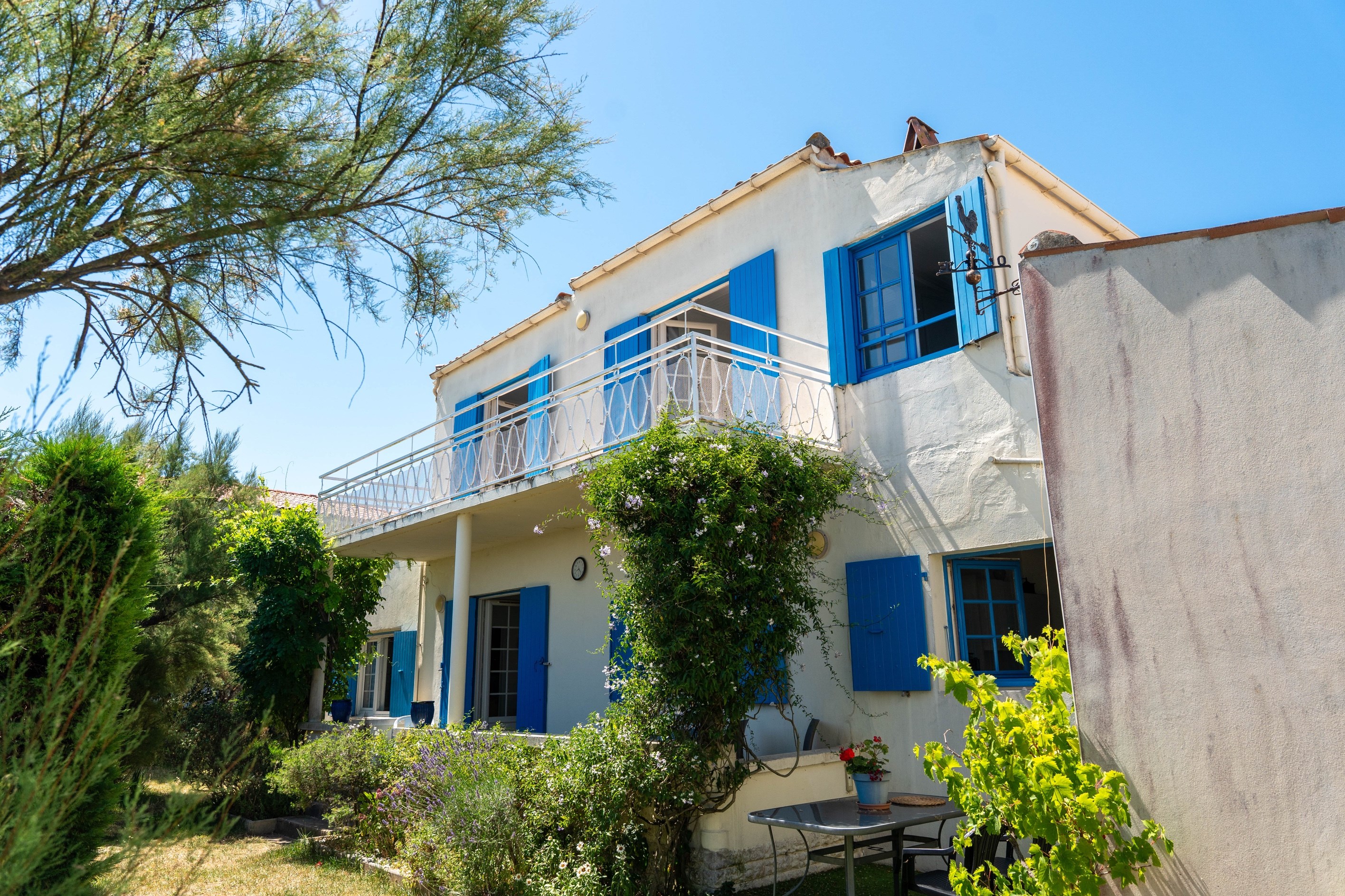  Charming House  Facing the Sea and Marina of Saint Denis d