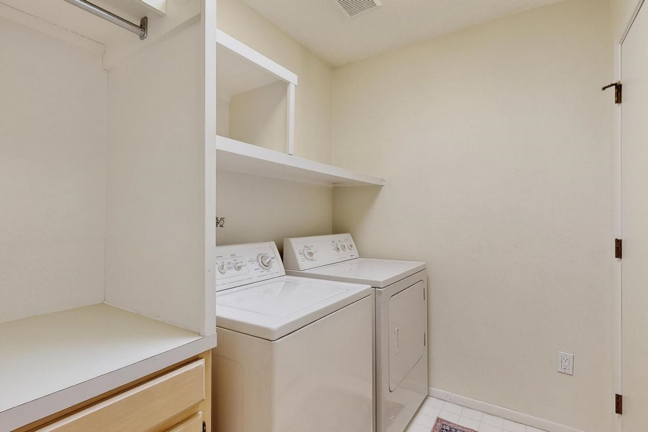 Santa Fe, New Mexico, 87507, United States, 3 Bedrooms Bedrooms, ,2 BathroomsBathrooms,Residential,For Sale,1955311