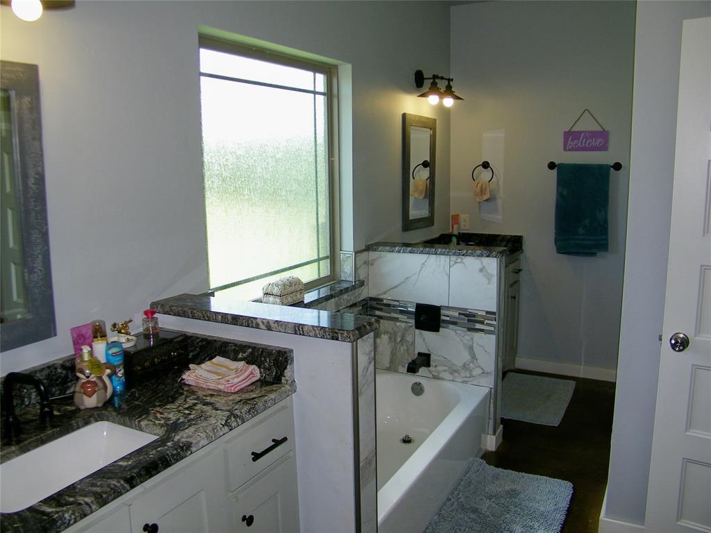 Kingfisher, Oklahoma, 73750, United States, 4 Bedrooms Bedrooms, ,3 BathroomsBathrooms,Residential,For Sale,2005459